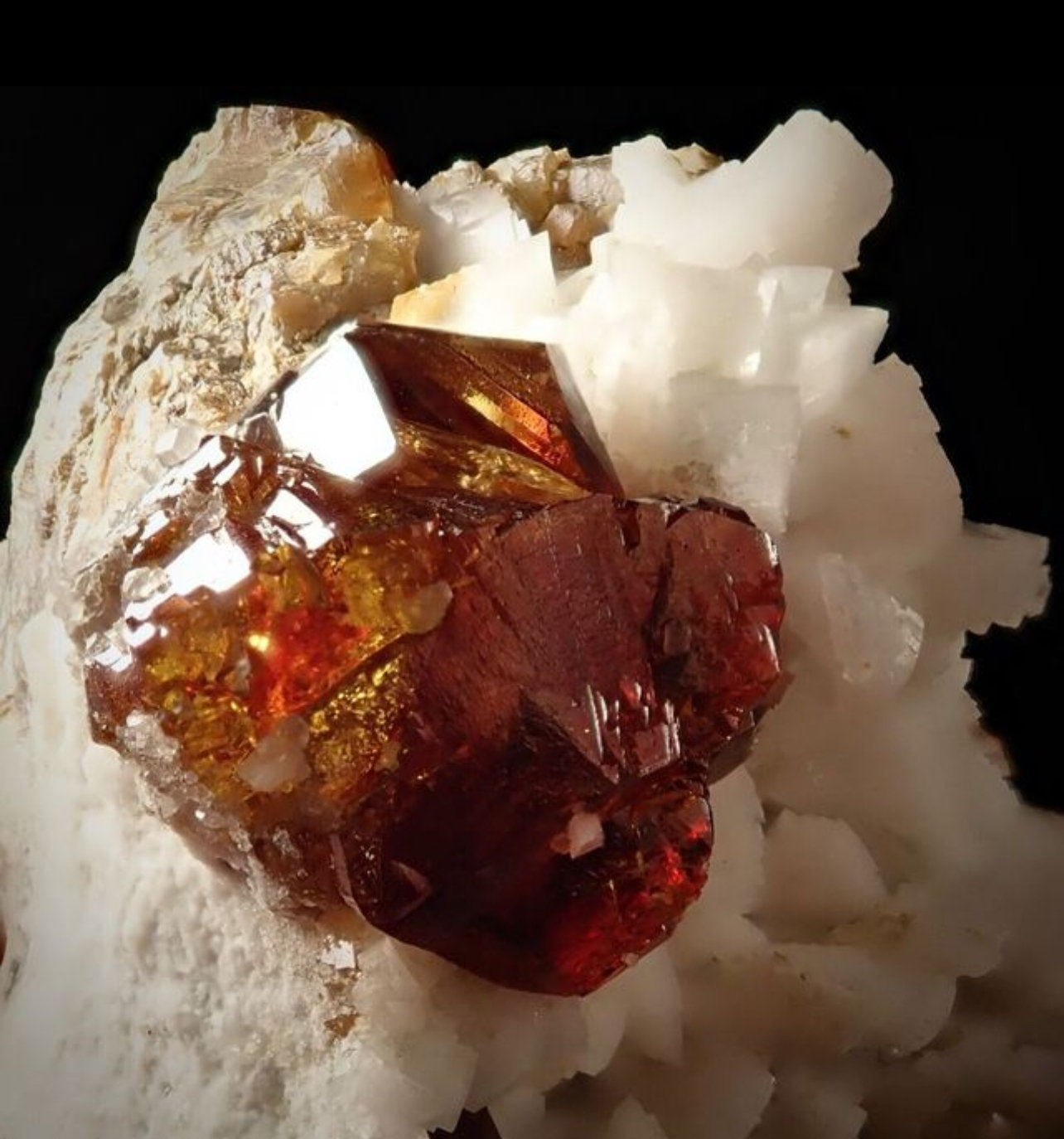 Esfalerita y Dolomita
Cristal de 1,5cm.
(Autor: castrominerals)