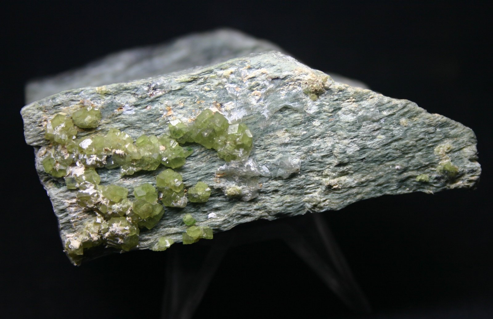 Andradita (variedad demantoide) (grupo Granate)
80mm - 68mm - 29mm / cristales de 3mm
(Autor: Pedro Naranjo)
