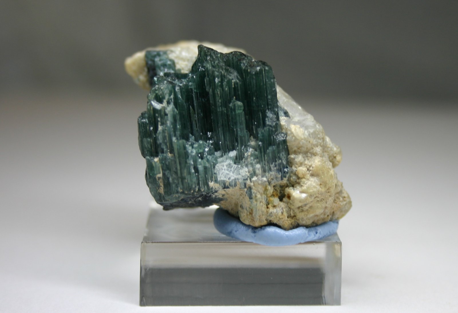 Elbaita (variedad indicolita) (grupo Turmalina)
41mm - 32mm - 27mm
(Autor: Pedro Naranjo)