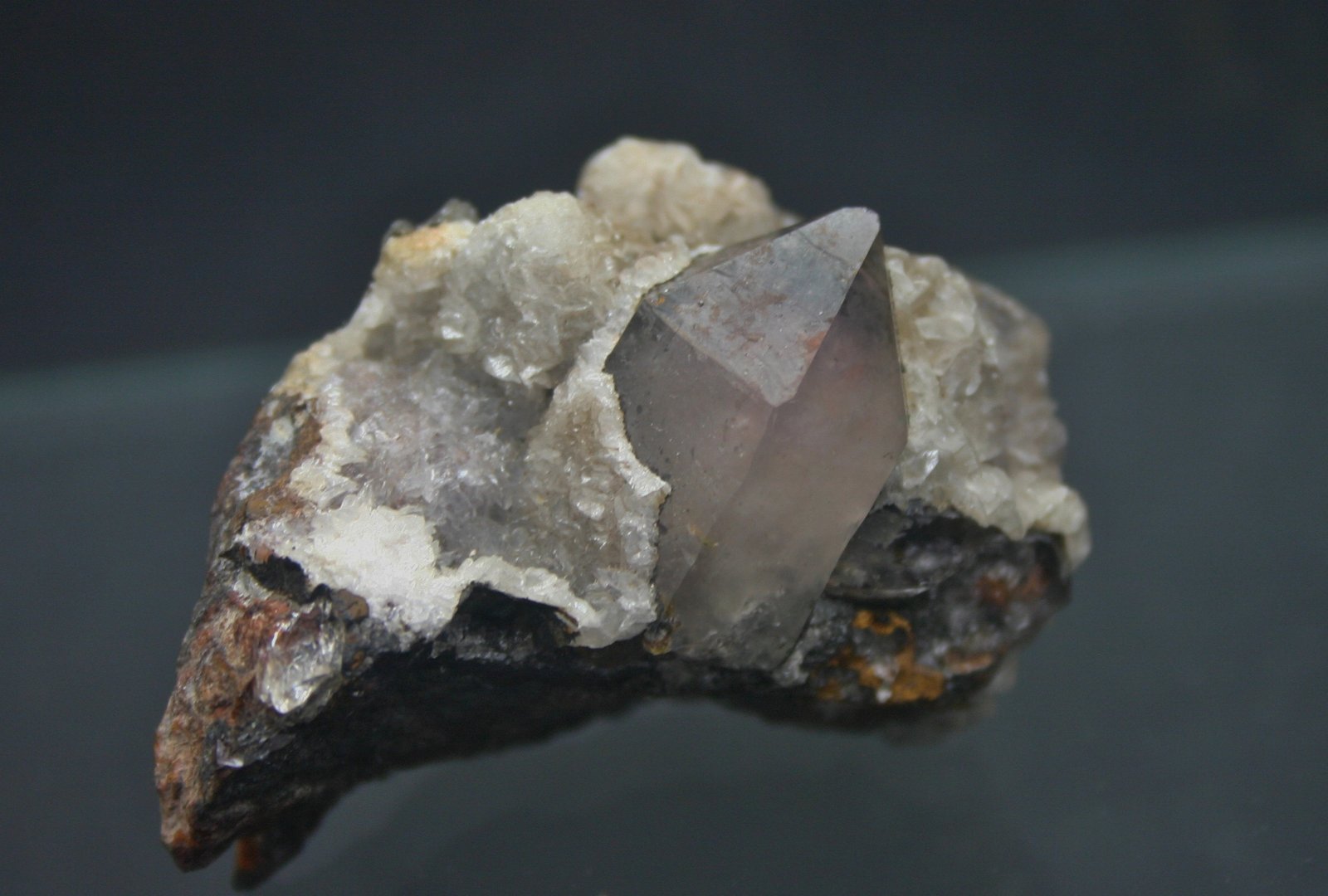 Cuarzo (variedad ahumado) y calcita
51mm - 33mm - 33mm
(Autor: Pedro Naranjo)