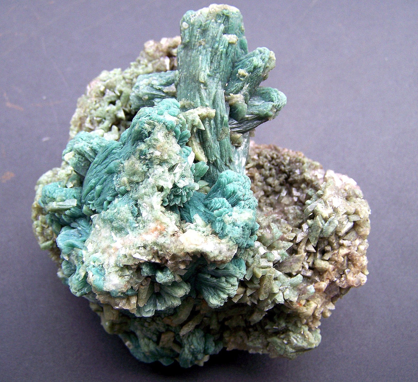 Estilbita-Ca, celadonita, heulandita
10cm x 9cm
(Autor: canada)