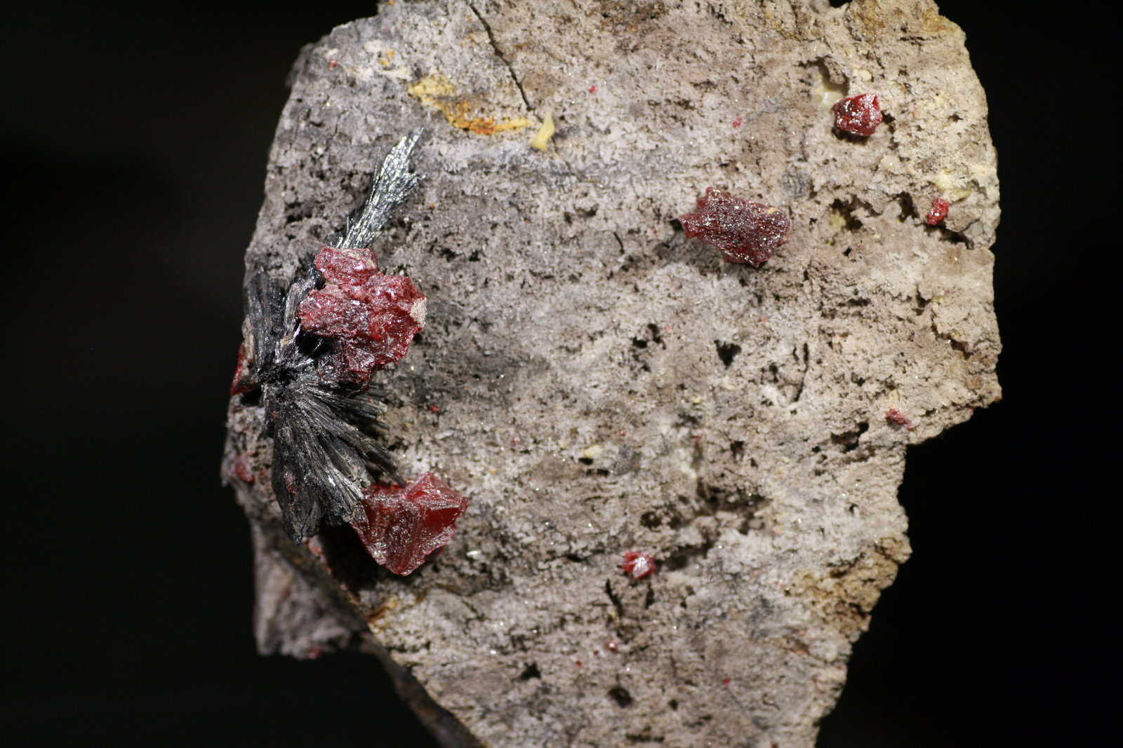 Estibnita (Estibina) y Cinabrio
11x6 cm.
(Autor: minero1968)