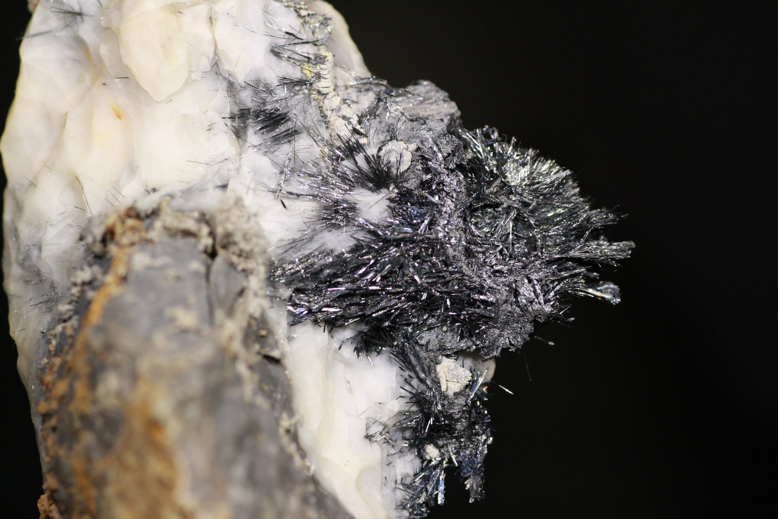 Estibnita (Estibina)
Grupo de cristales 4,5x3,5 cm.
(Autor: minero1968)