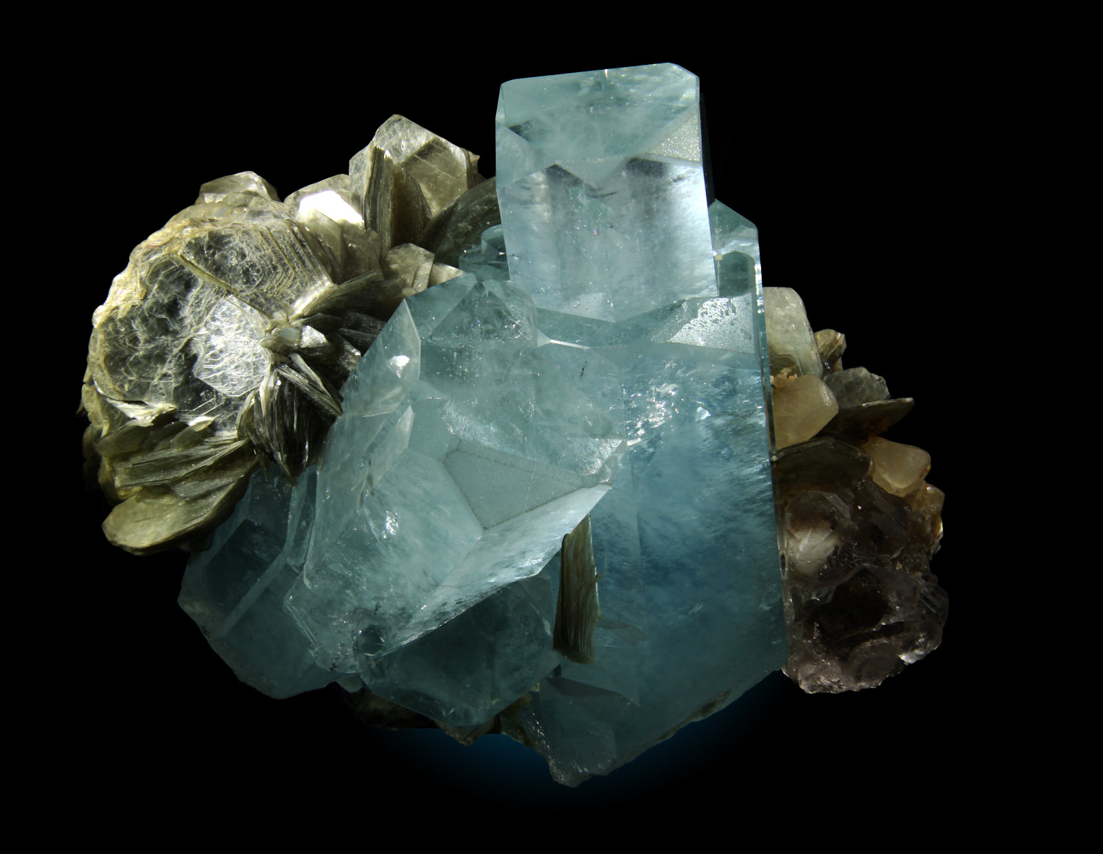 Berilo (variedad aguamarina), Fluorita, Moscovita
(Autor: Raul Vancouver)