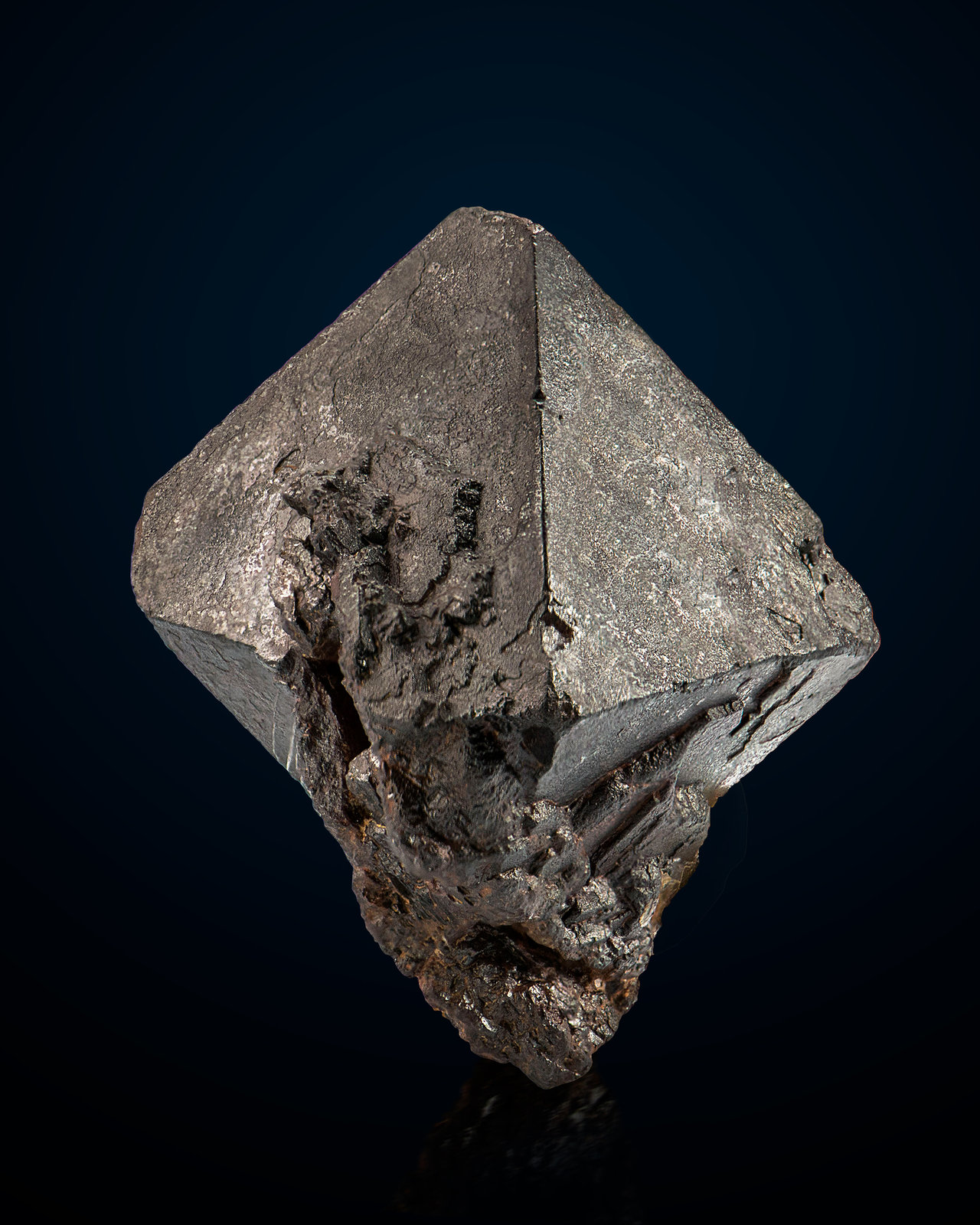 Jacobsita
3 x 3.5 x 2 cm / cristal principal: 3.2 cm
(Autor: Museo MIM)
