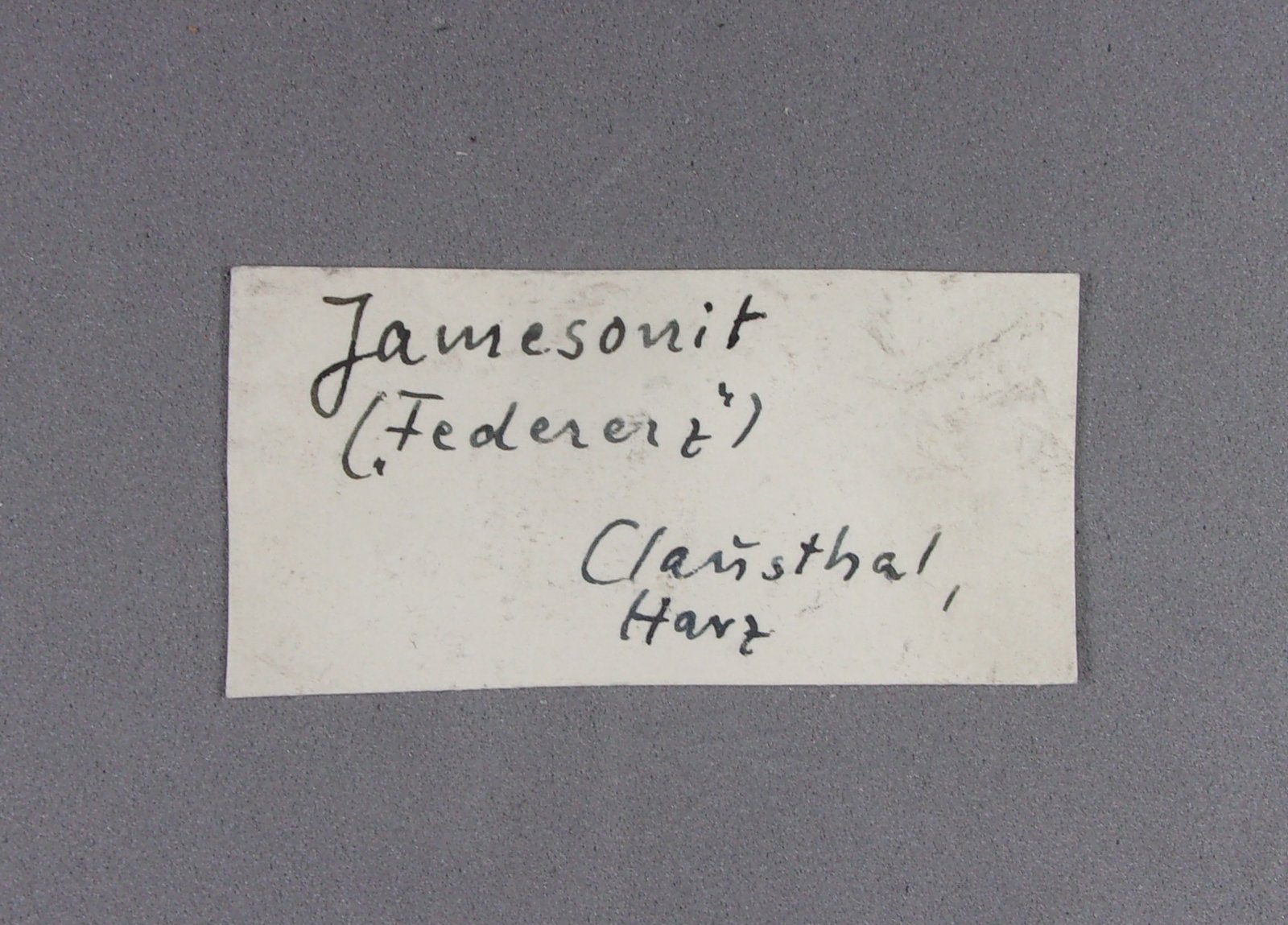 _Etiqueta Jamesonita.
(Autor: J. G. Alcolea)
