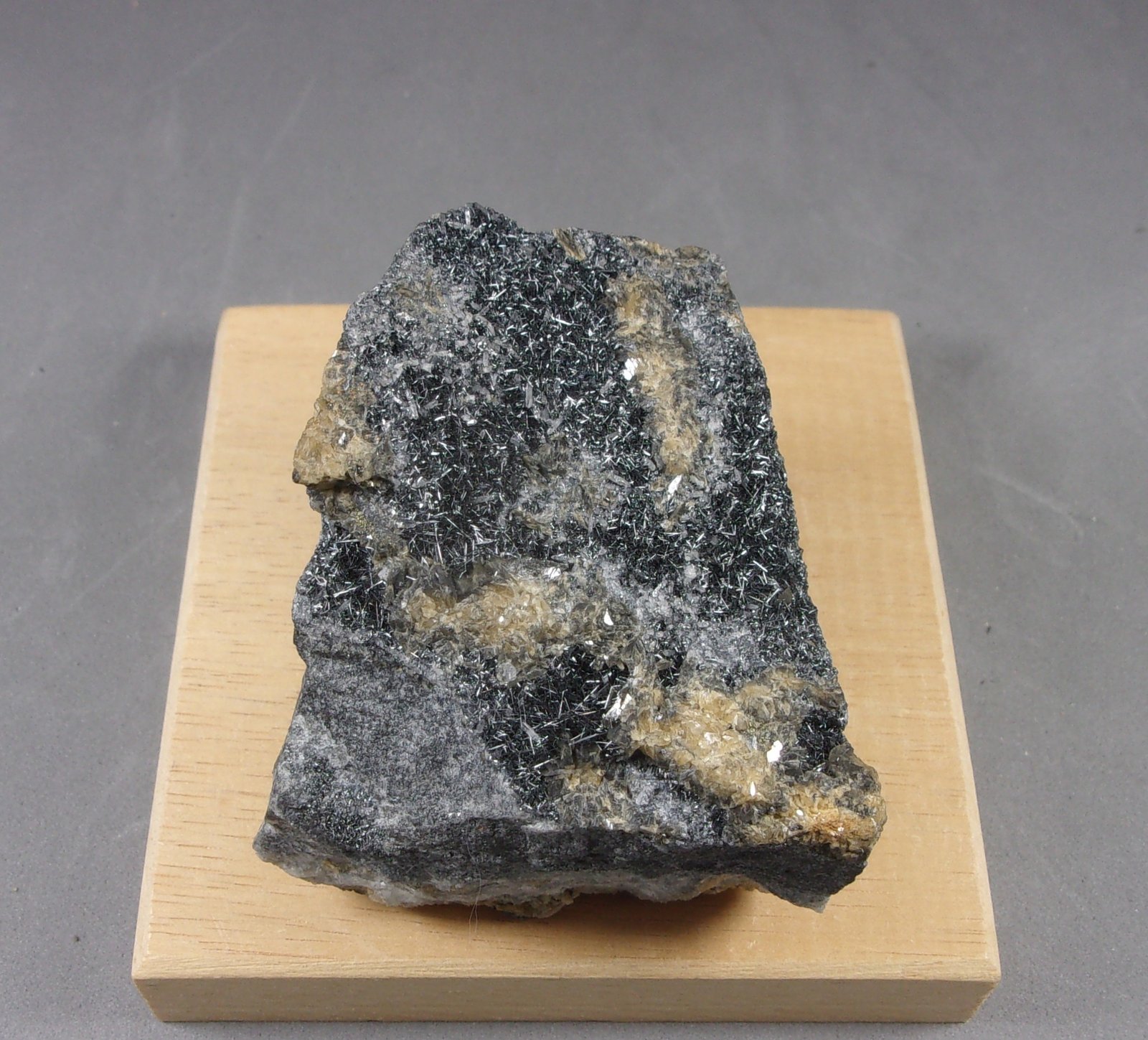 Jamesonita
5,2 x 5 x 4,6 cm.
(Autor: J. G. Alcolea)