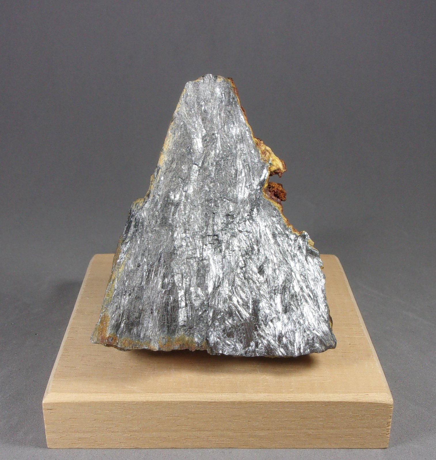 Jamesonita y Bindheimita
7,4 x 6 x 2,8 cm. 211,3 g.
(Autor: J. G. Alcolea)