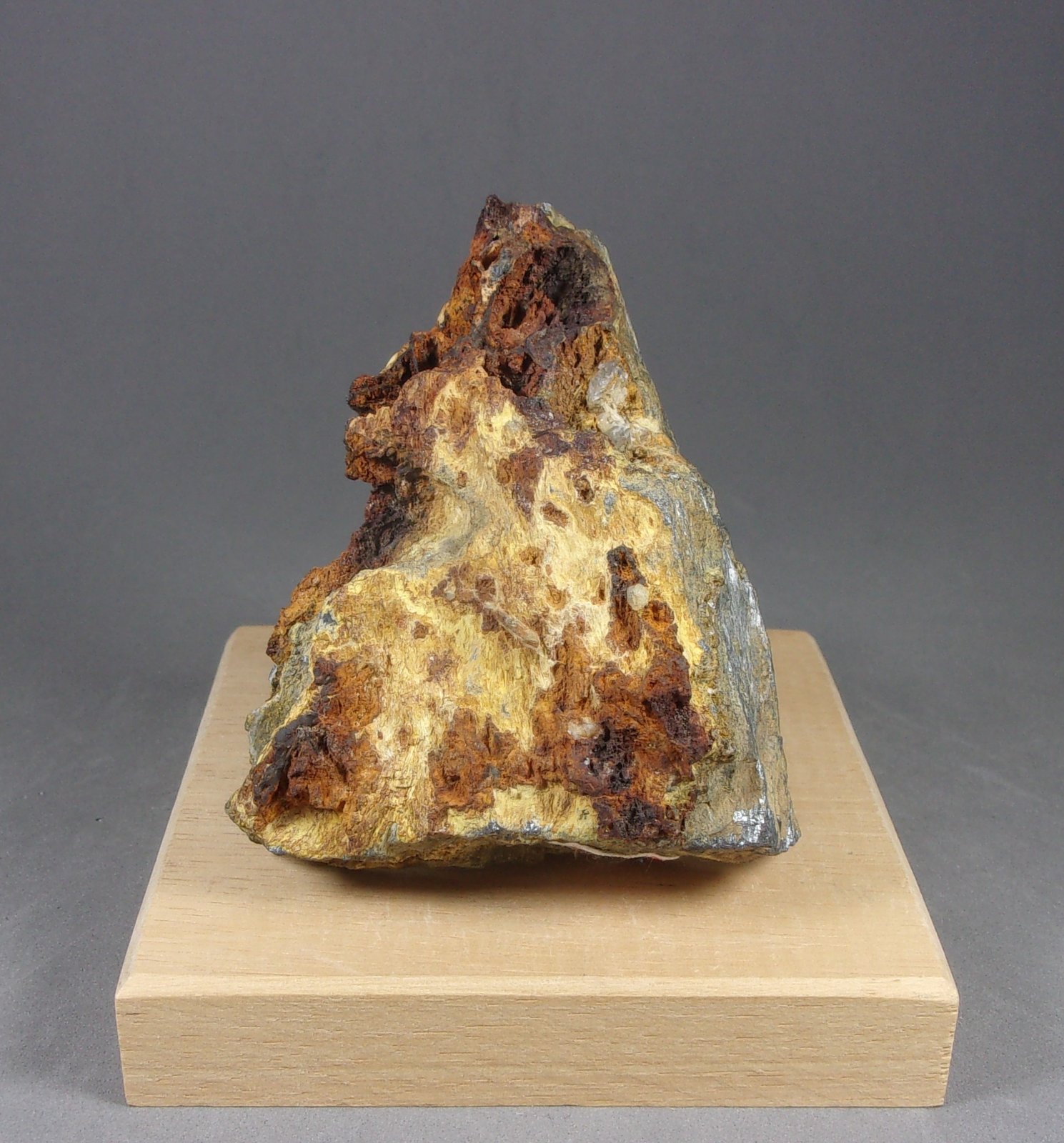 Jamesonita y Bindheimita
7,4 x 6 x 2,8 cm.  211,3, g.
(Autor: J. G. Alcolea)
