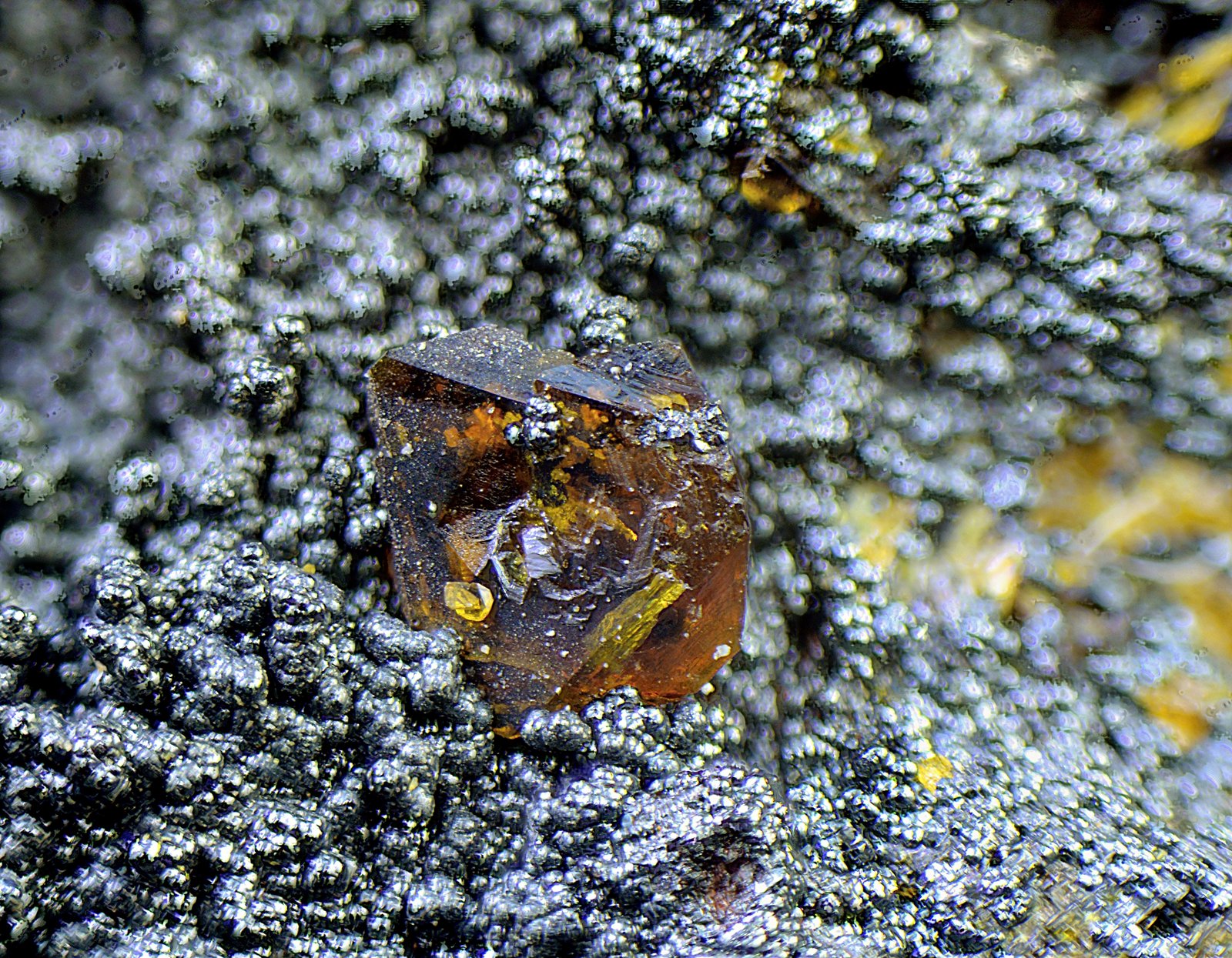 Jarosita sobre goethita.
Campo de visión de 2 mm.
(Autor: Antonio Carmona)