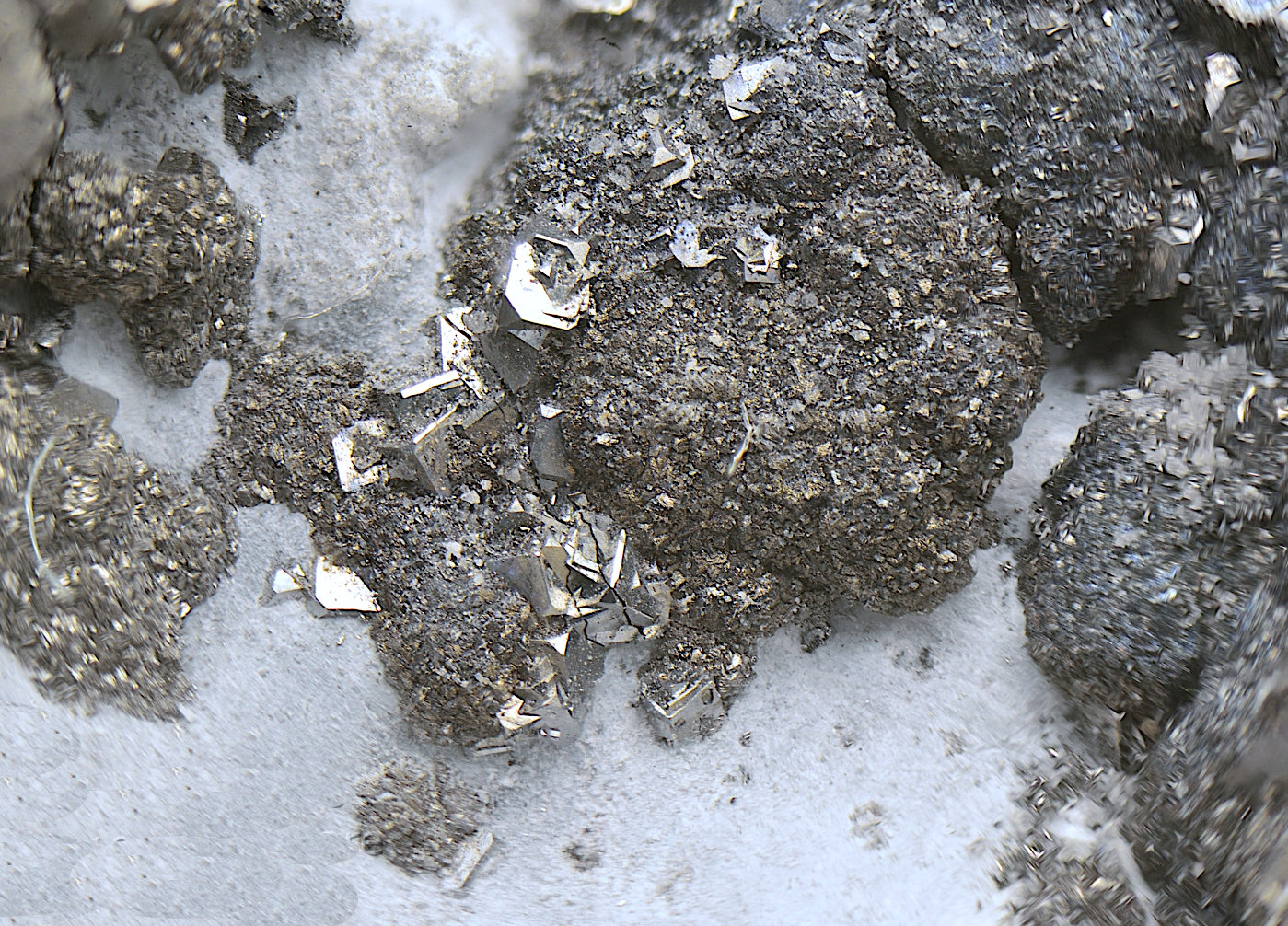 Nickelskutterudita y Rammelsbergita.
Campo de visión de 4 mm.
(Autor: Antonio Carmona)