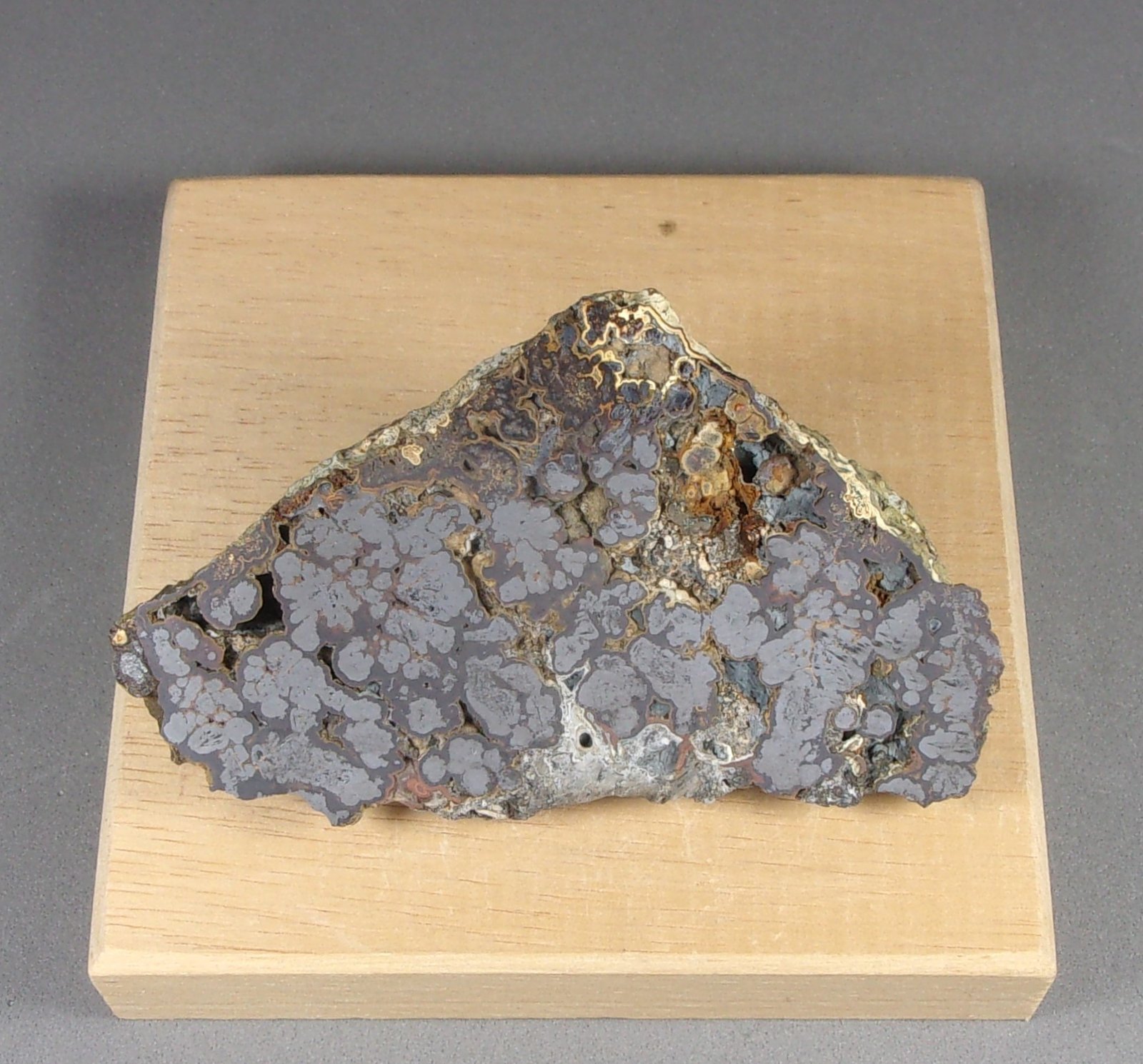 Jordanita en Esfalerita (variedad schalenblenda)
7,7 x 4,4 x 1,8 cm.
(Autor: J. G. Alcolea)