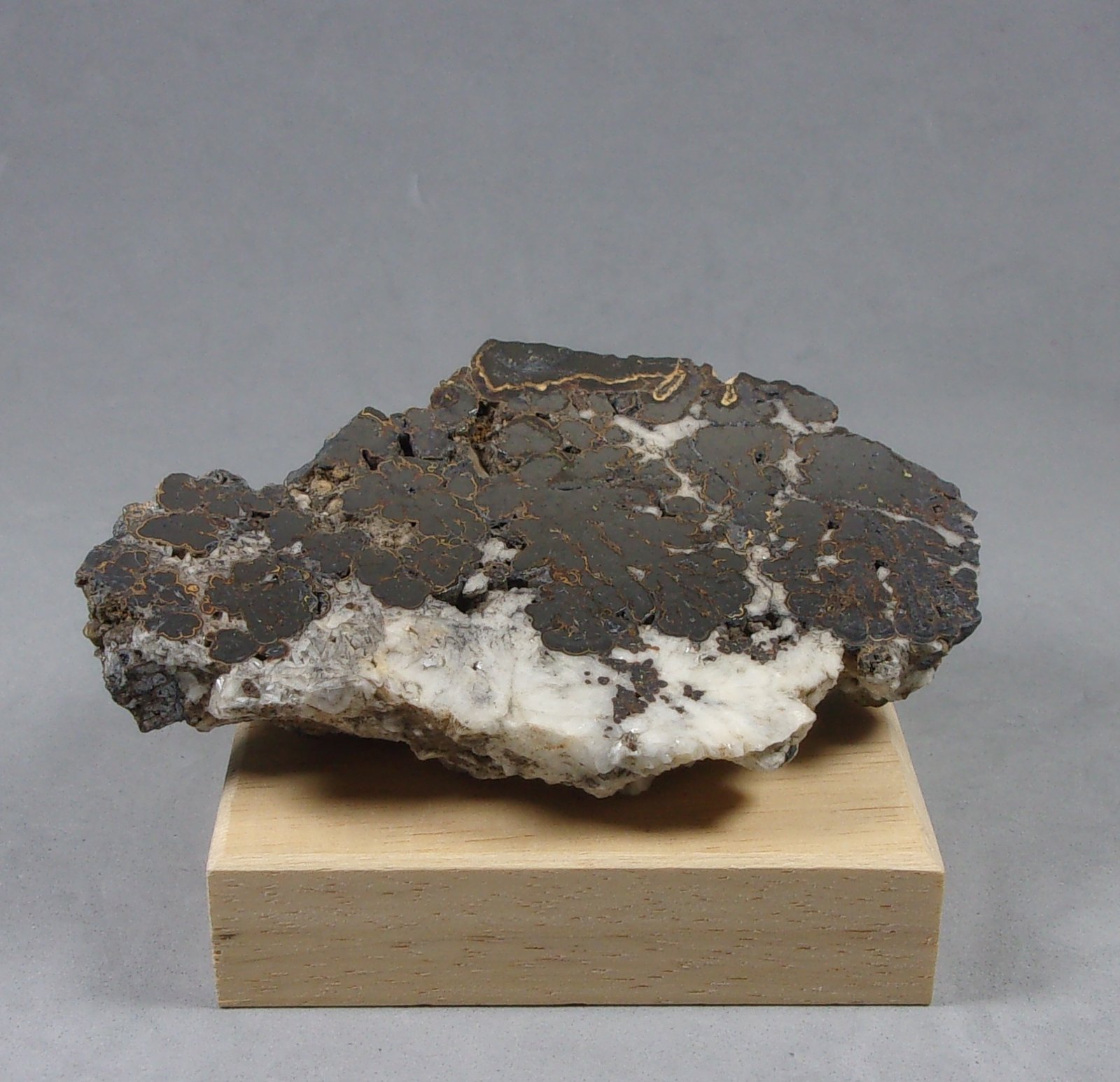 Jordanita
8 x 5,2 x 2,4 cm.
(Autor: J. G. Alcolea)