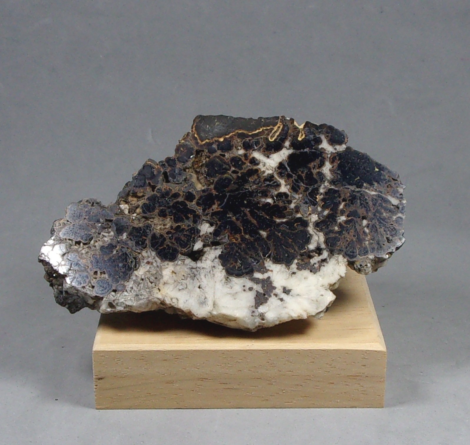 Jordanita
8 x 4,5 x 4 cm.
(Autor: J. G. Alcolea)
