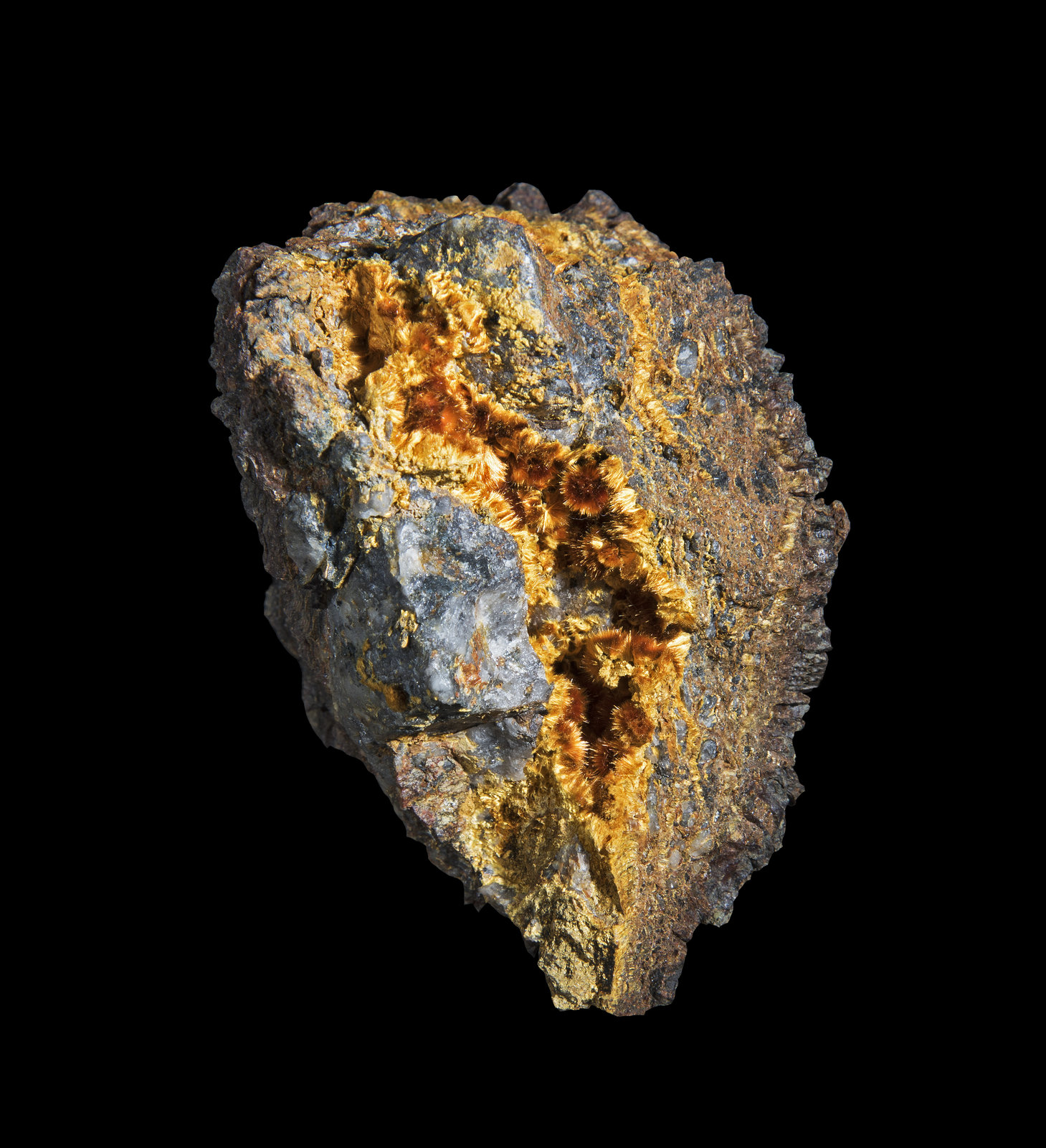 Karibibita con Löllingita y Schneiderhohnita
5 x 5 x 8 cm / cristal principal: 0.3 cm
(Autor: Museo MIM)