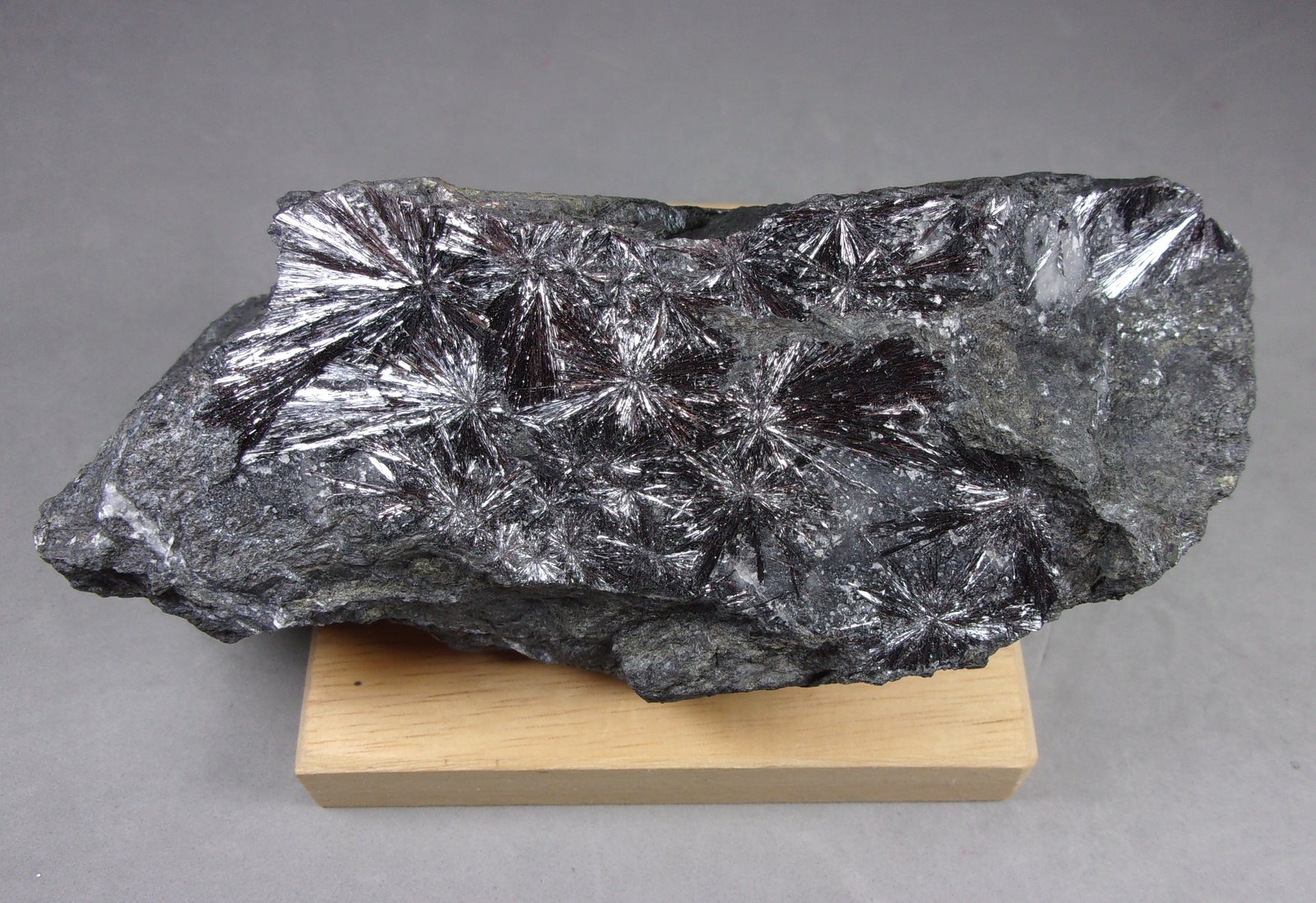 Kermesita
13x 5,5 x 5,5 cm.
(Autor: J. G. Alcolea)