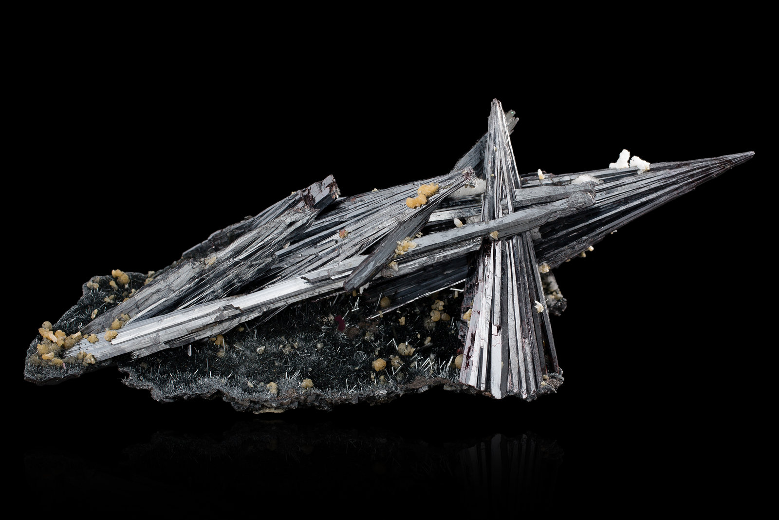 Kermesita con Pääkkönenita
14 x 5.5 x 4.5 cm / Cristal principal: 10.2 cm
(Autor: Museo MIM)