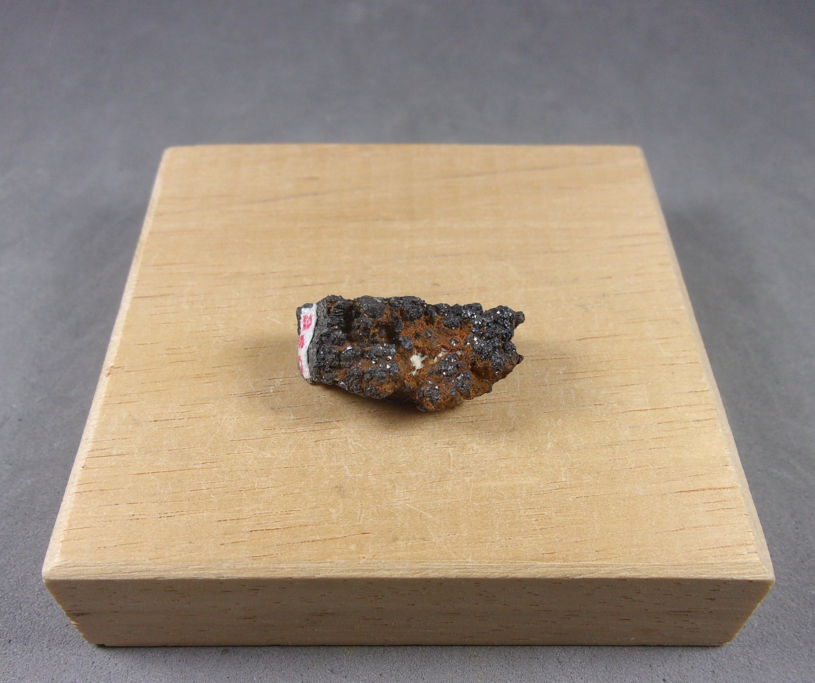Krutaita
2,2 x 1,1 x 1 cm. 6,6 g. Cristales de menos de 1 milímetro.
(Autor: J. G. Alcolea)