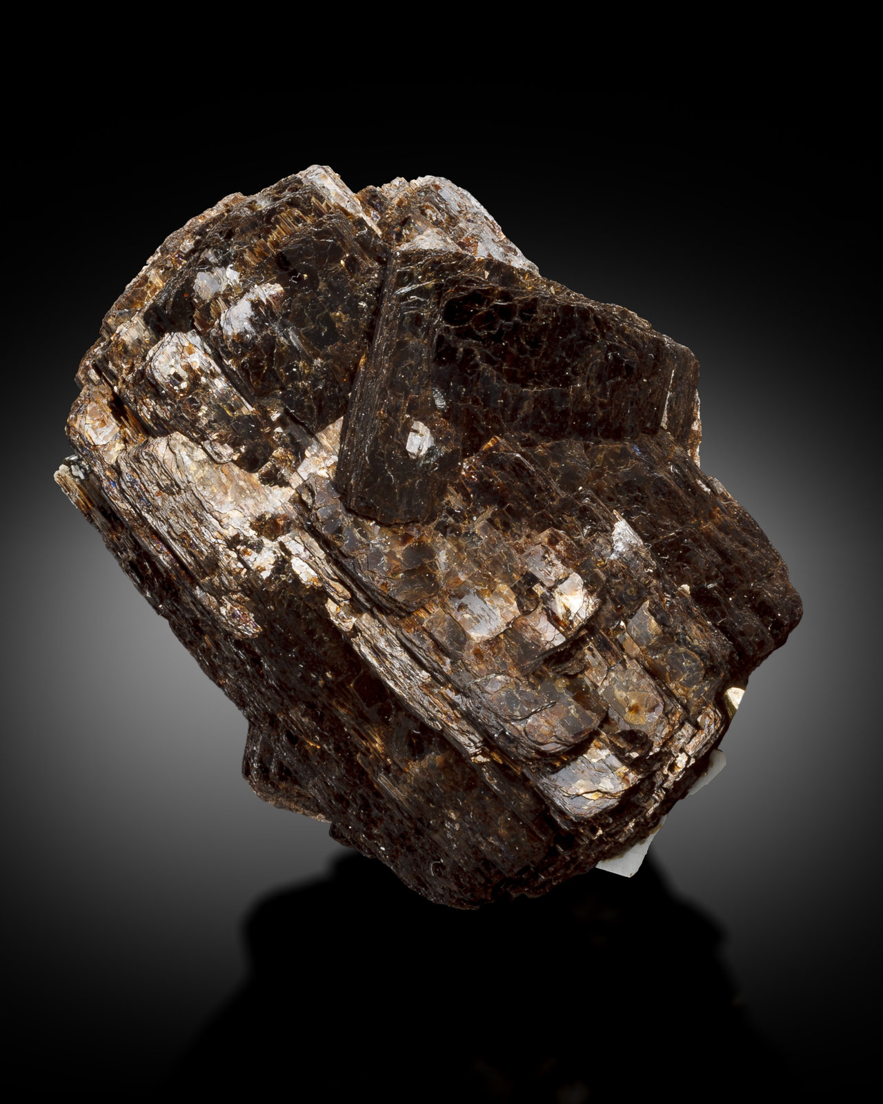 Kupletskita
4.5 x 4 x 2 cm / cristal principal: 4.4 cm
(Autor: Museo MIM)