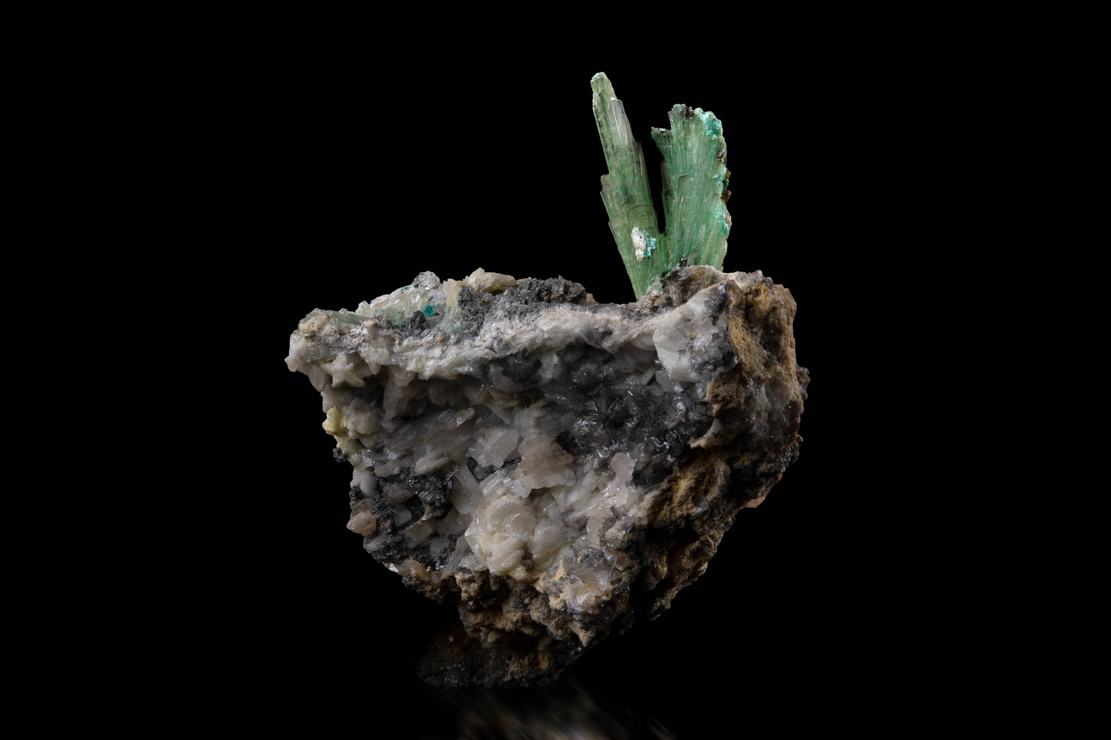 Lanarkita
3.5 x 3 x 5 cm / cristal principal: 1.9 cm
(Autor: Museo MIM)