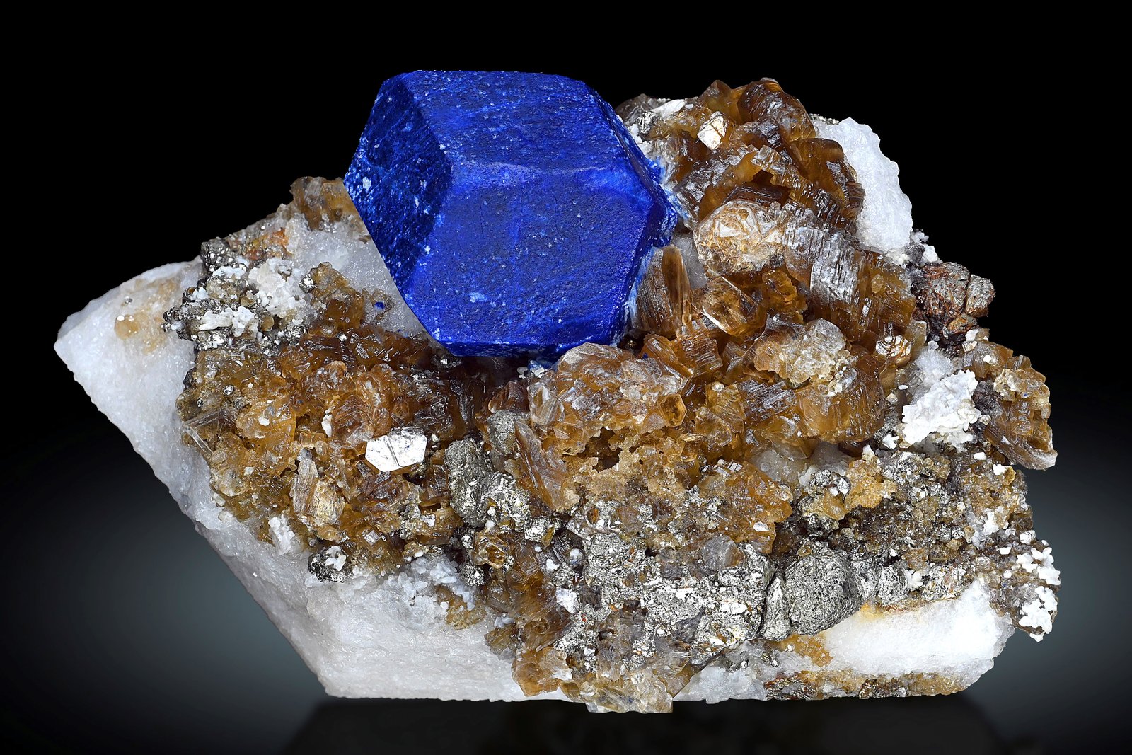 Lazurita con Flogopita
14 x 6.5 x 8.5 cm / Cristal principal: 4.6 cm.
(Autor: Museo MIM)