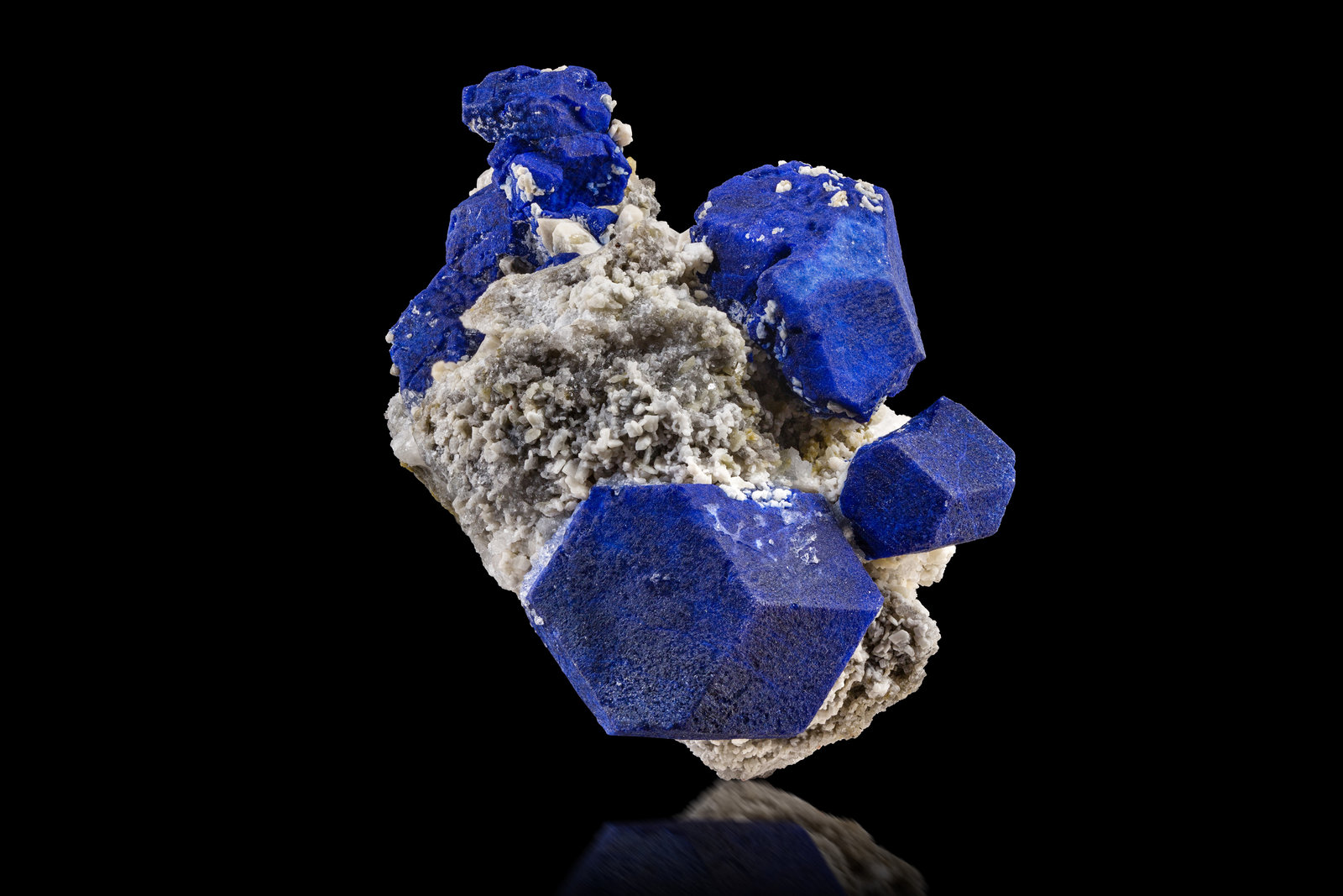 Lazurita
11 x 8.5 x 7.5 cm / Cristal principal: 4.3 cm.
(Autor: Museo MIM)
