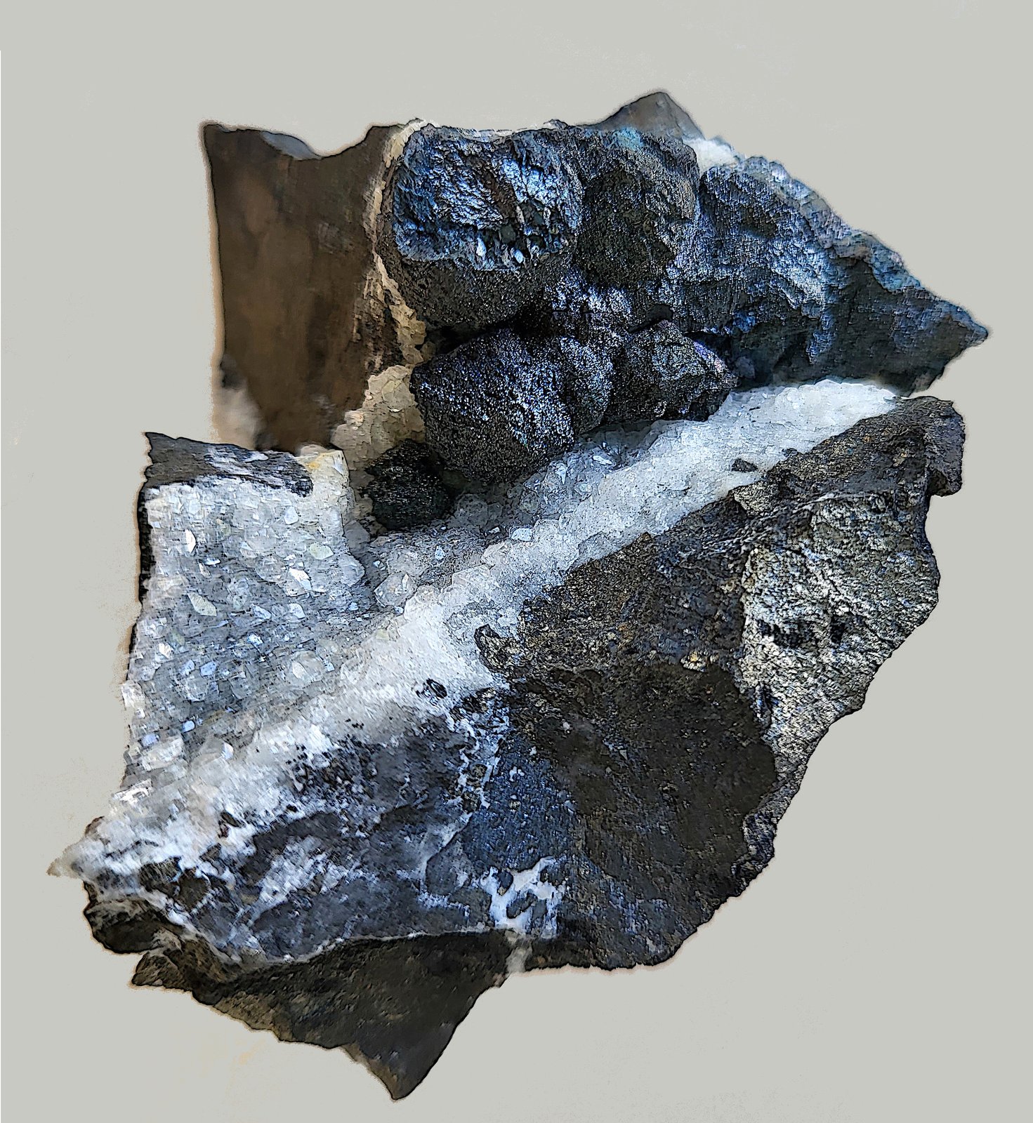 Bornita y tennantita
7,5x6x5 cm
(Autor: Antonio Carmona)