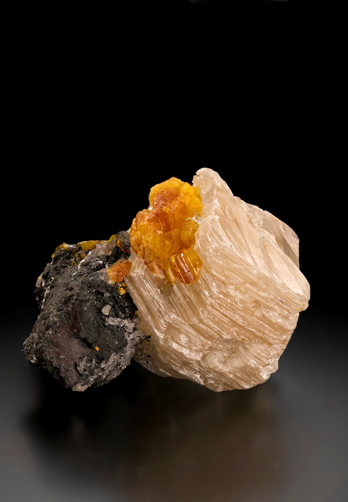 Leiteíta con Legrandita
5 x 4.5 x 4.5 cm / cristal principal: 4.2 cm
(Autor: Museo MIM)