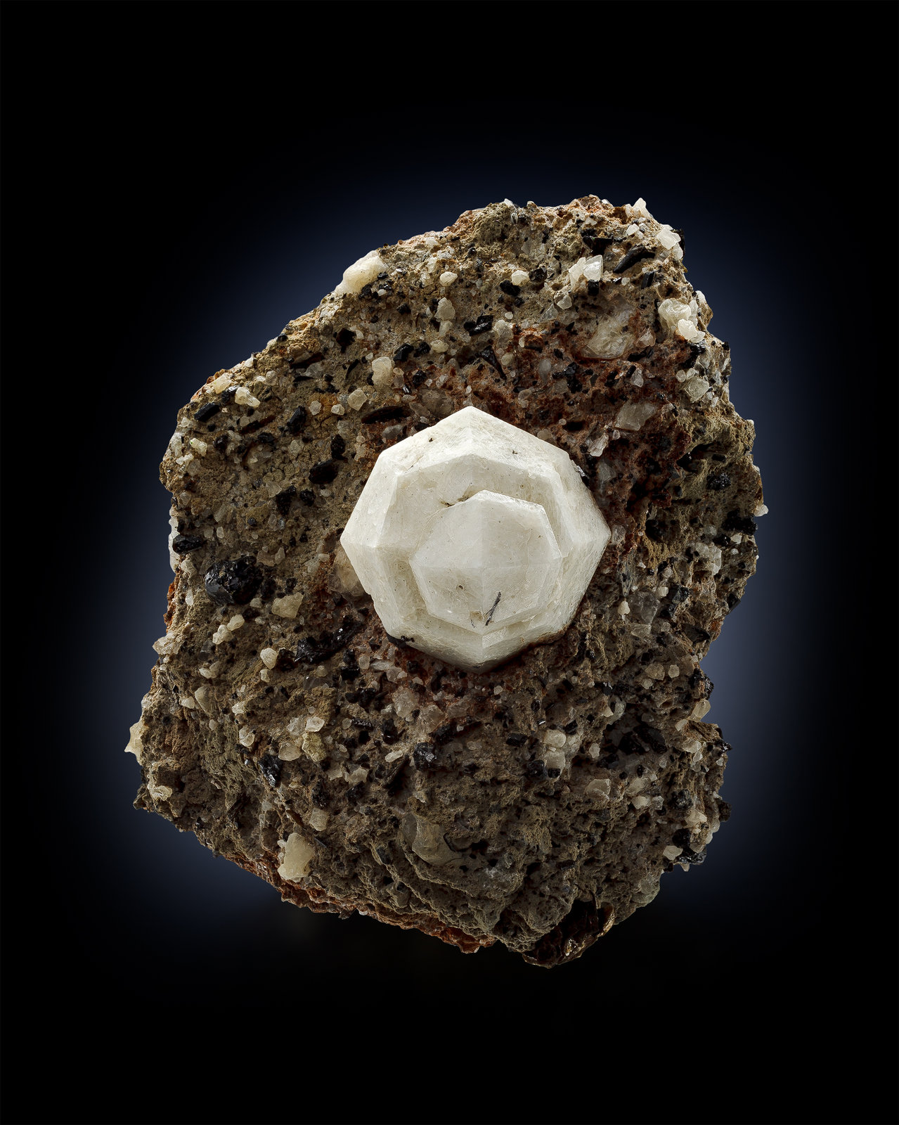 Leucita
7 x 5.5 x 5 cm / cristal principal: 2 cm
(Autor: Museo MIM)