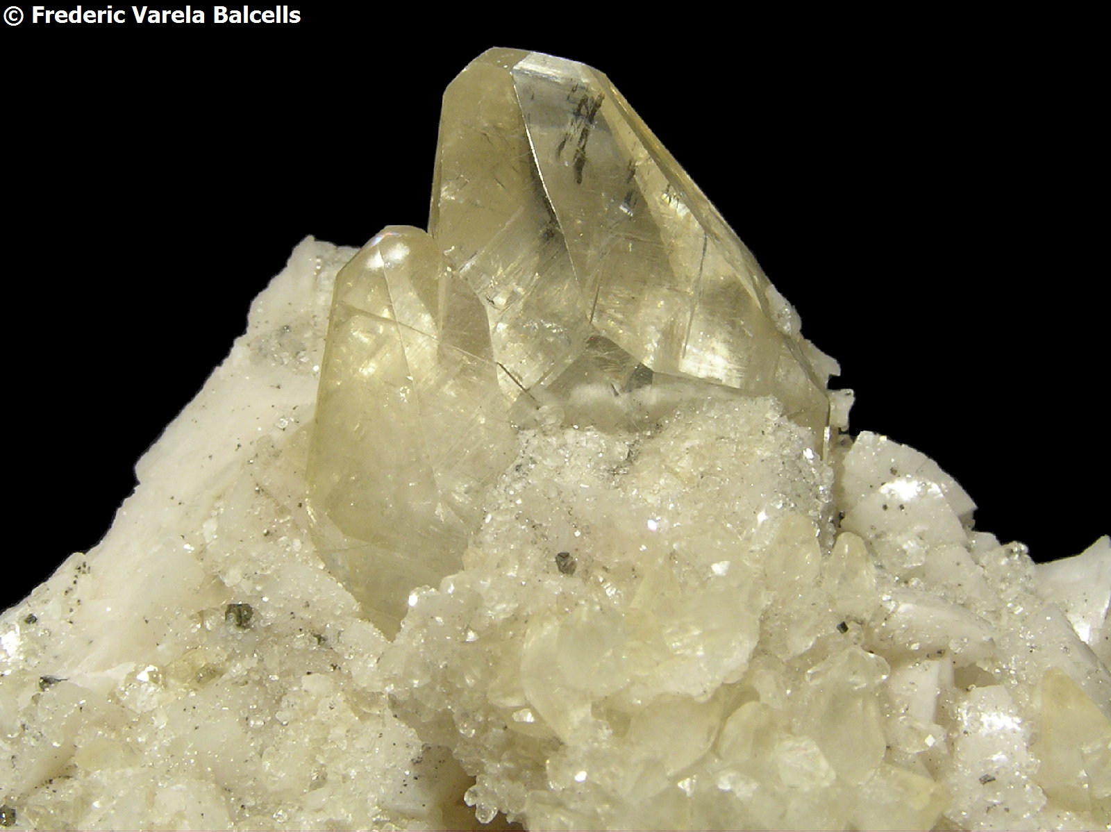 Calcita, dolomita
Cristal mayor 2,7 × 1,4 cm
(Autor: Frederic Varela)