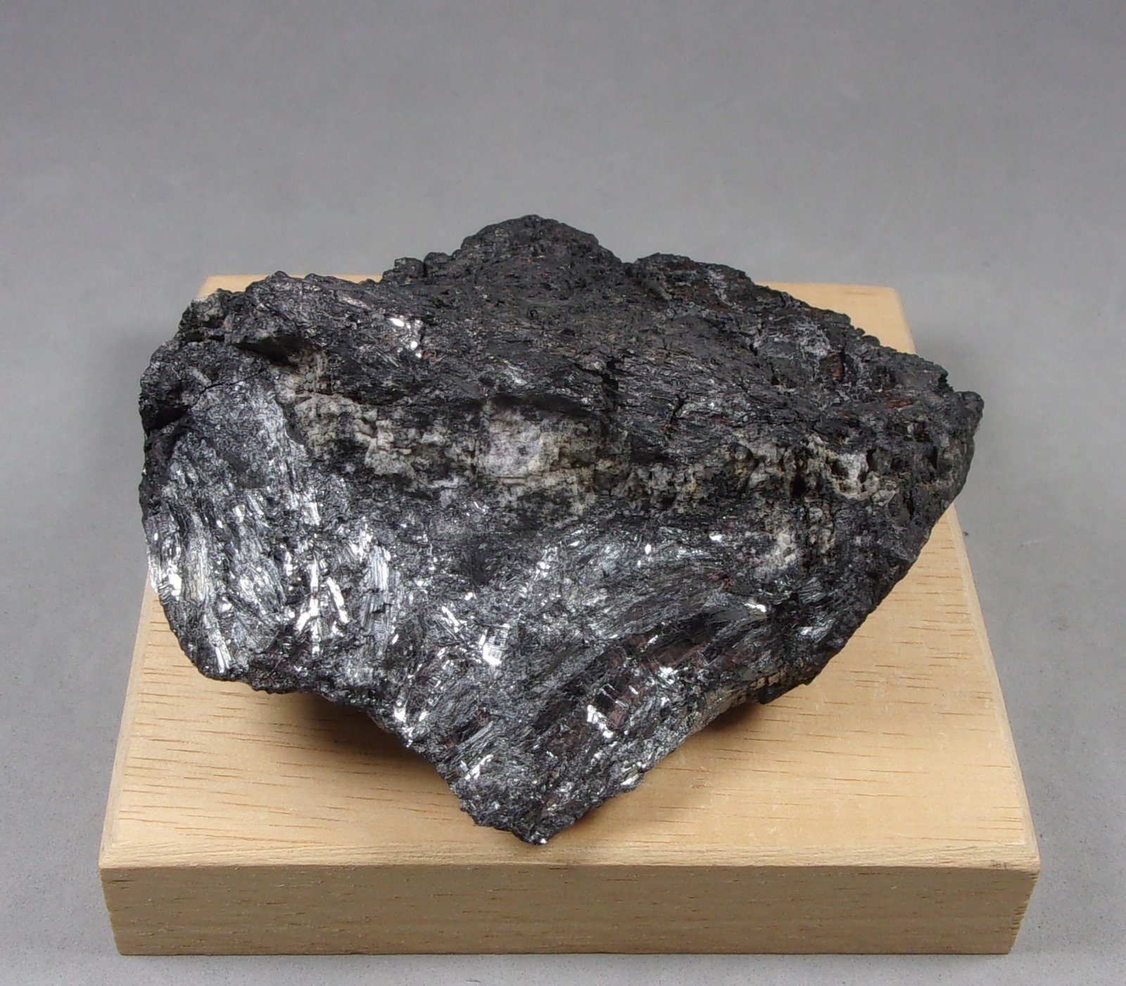 Livingstonita
8,1 x 5,8 x 3,7 cm. 205 g.
(Autor: J. G. Alcolea)