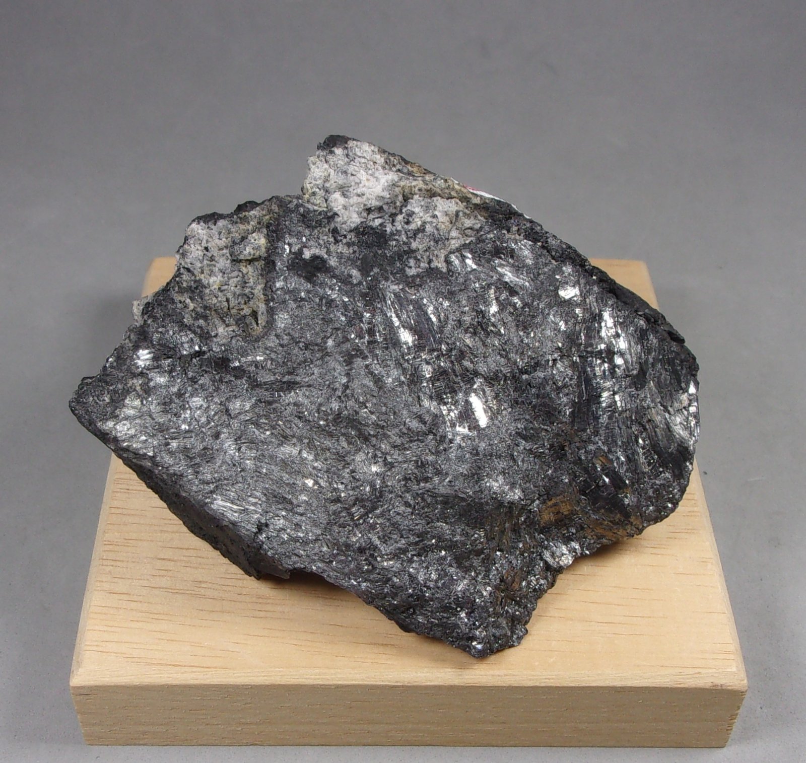 Livingstonita
8,1 x 5,8 x 3,7 cm. 205 g.
(Autor: J. G. Alcolea)