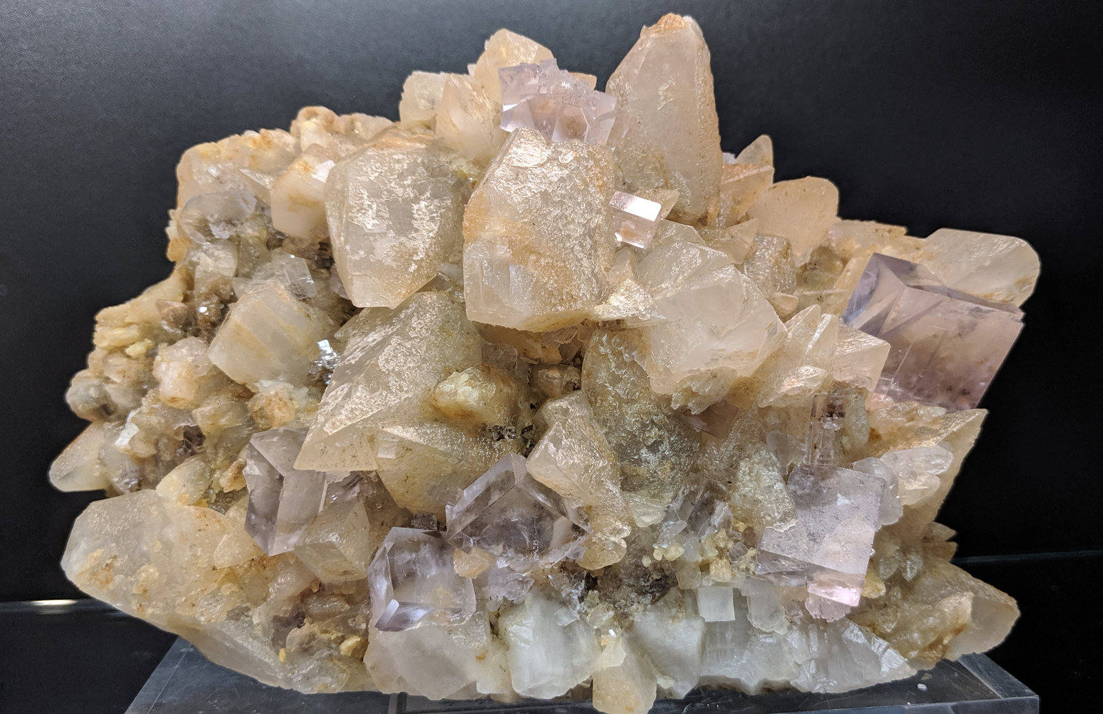 Fluorita, Calcita
20cm de dimensión mayor, cristales hasta 3.5cm de arista
(Autor: Raul Vancouver)
