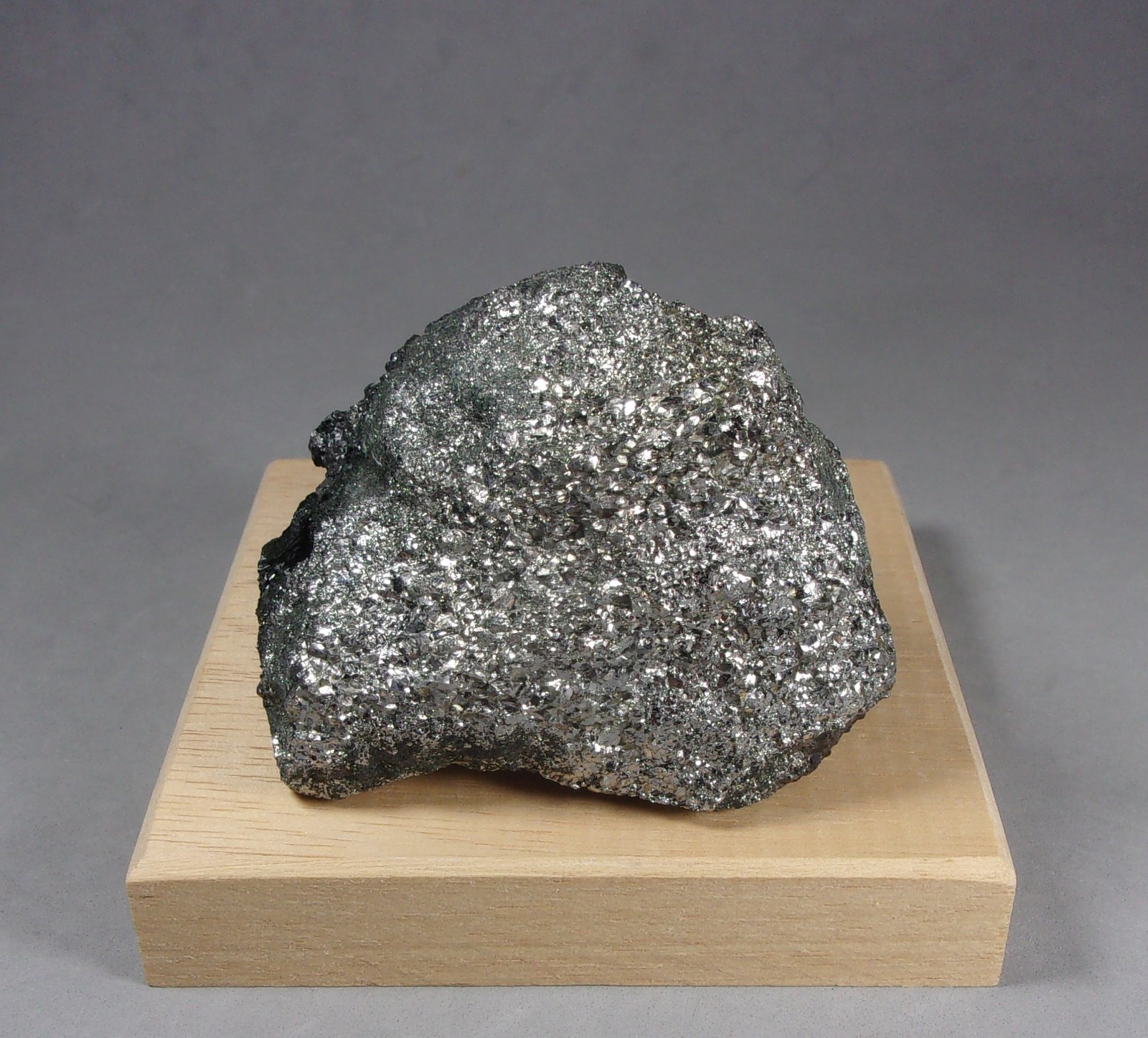 Löllingita
6,4 × 4,7 × 4,9 cm.
(Autor: J. G. Alcolea)