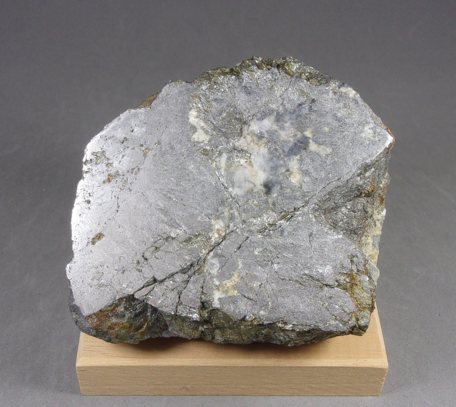 Löllingita
7,8 x 7,3 x 3,3 cm.
(Autor: J. G. Alcolea)