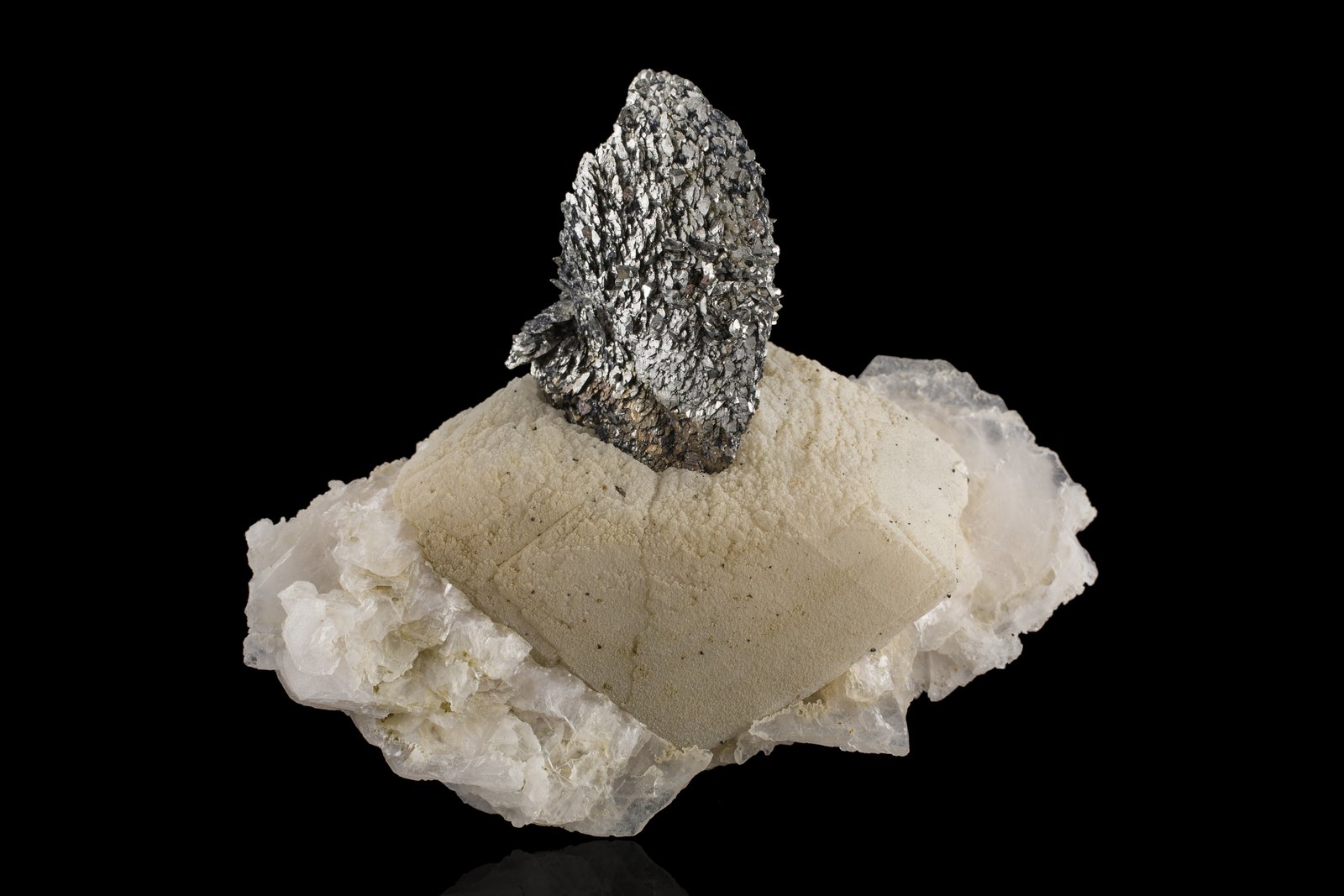 Löllingita y Arsenopirita en Dolomita y Calcita con un poco de Magnetita
11 x 14.5 x 9 cm / Cristal principal: 6.5 cm.
(Autor: Museo MIM)