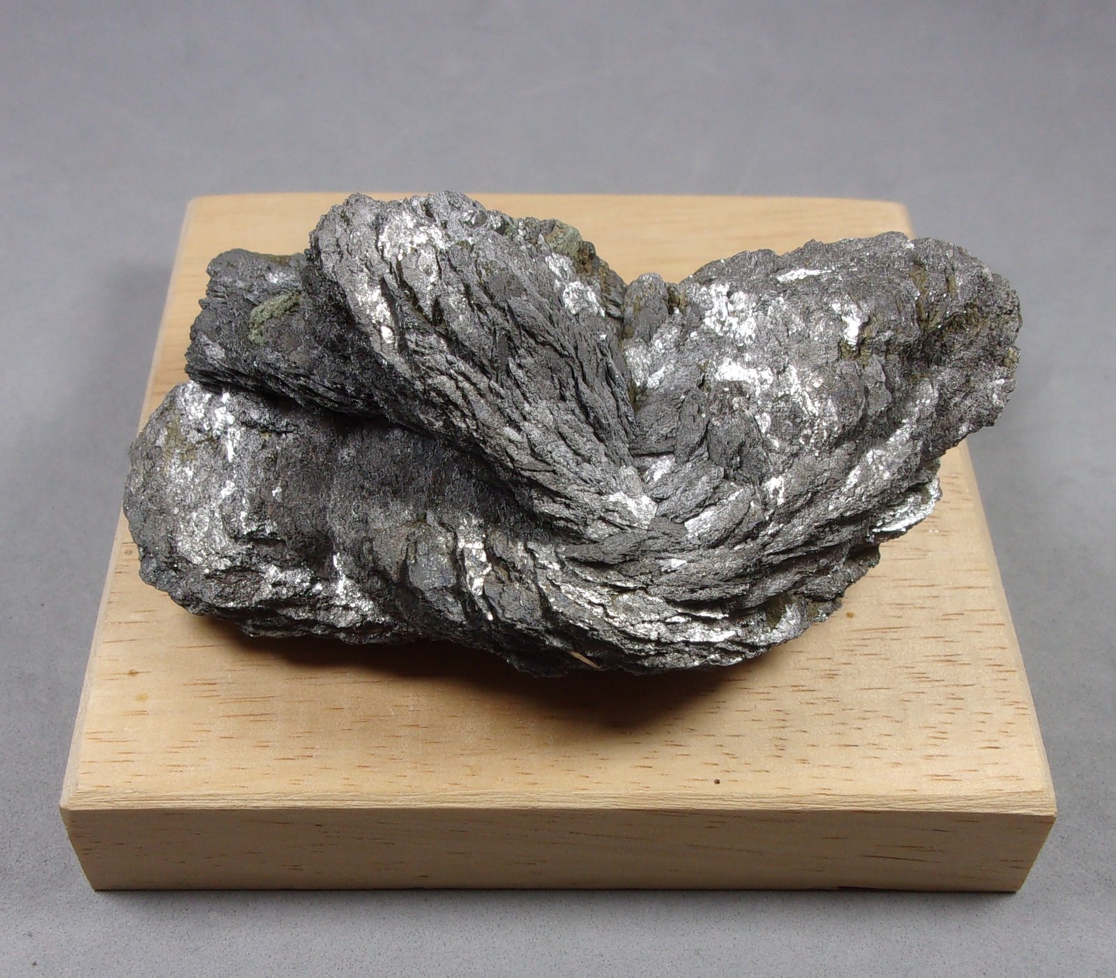 Löllingita
8 x 4,5 x 4 cm.
(Autor: J. G. Alcolea)