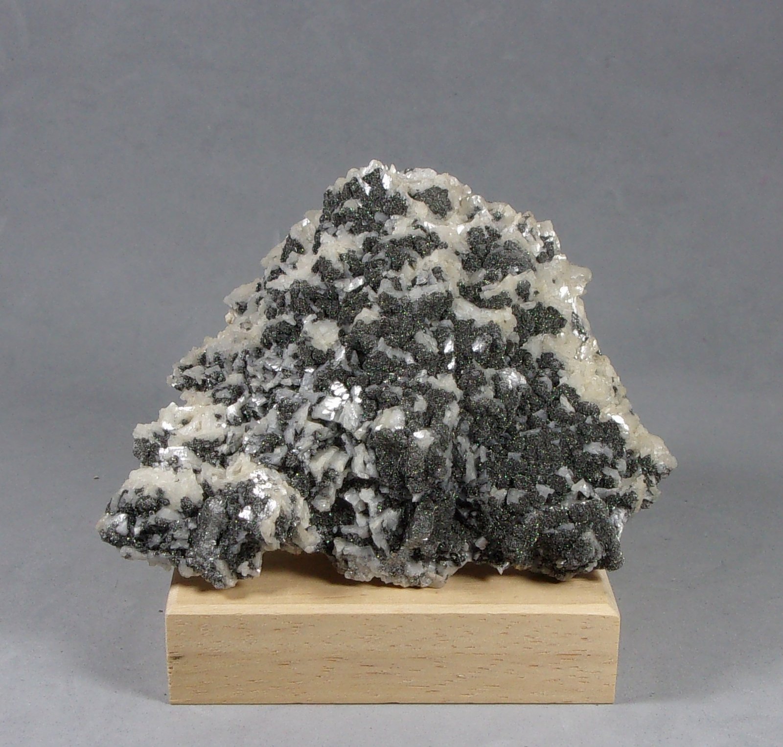 Löllingita
8,2 x 6,5 x 2,5 cm.
(Autor: J. G. Alcolea)