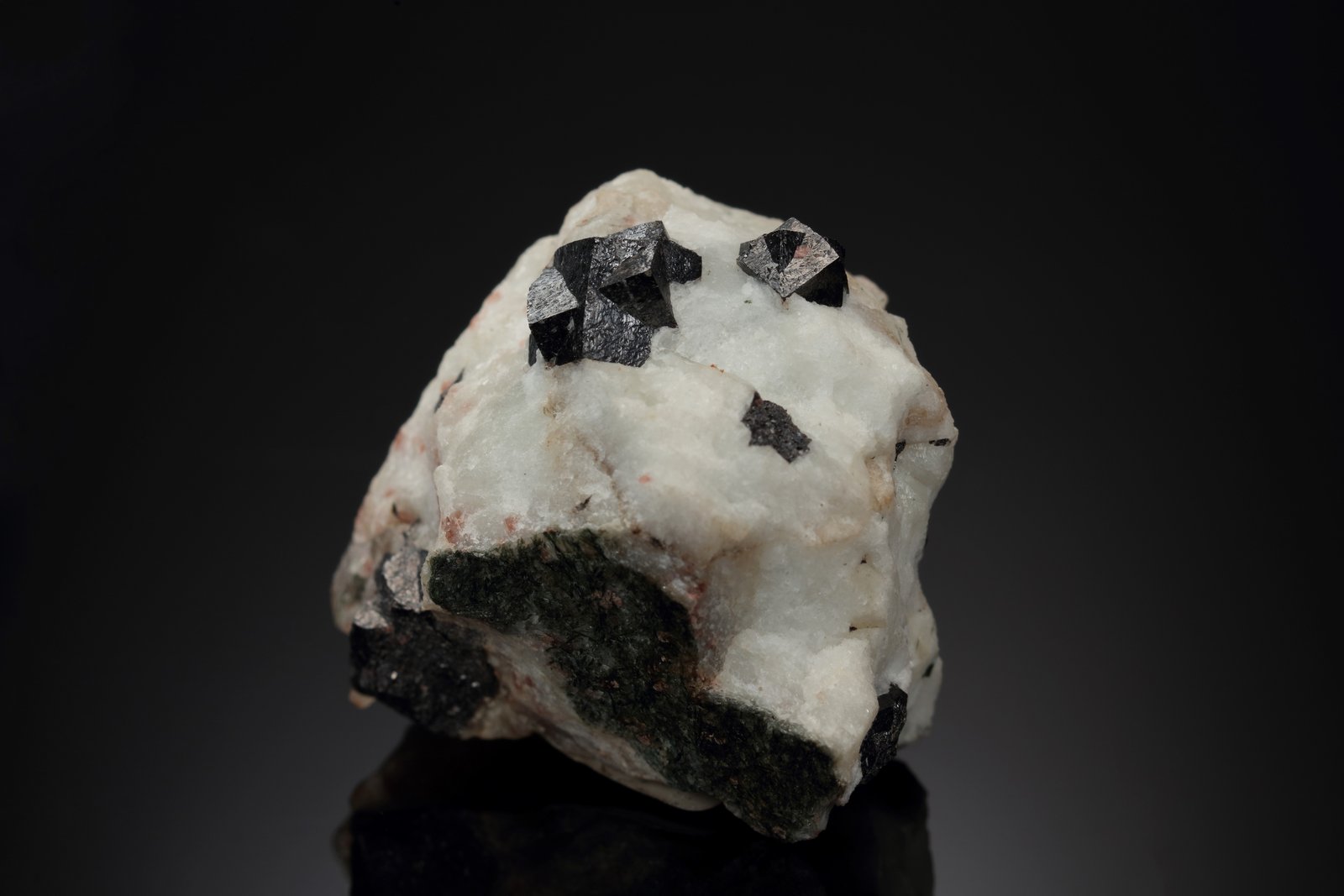 Loparita-(Ce)
3 x 2.5 x 3 cm / cristal principal: 0.9 cm
(Autor: Museo MIM)