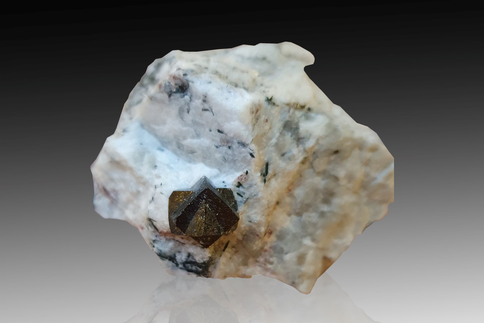 Loparita-(Ce)
6.5 x 4.5 x 4.5 cm / Cristal principal: 1.2 cm.
(Autor: Museo MIM)
