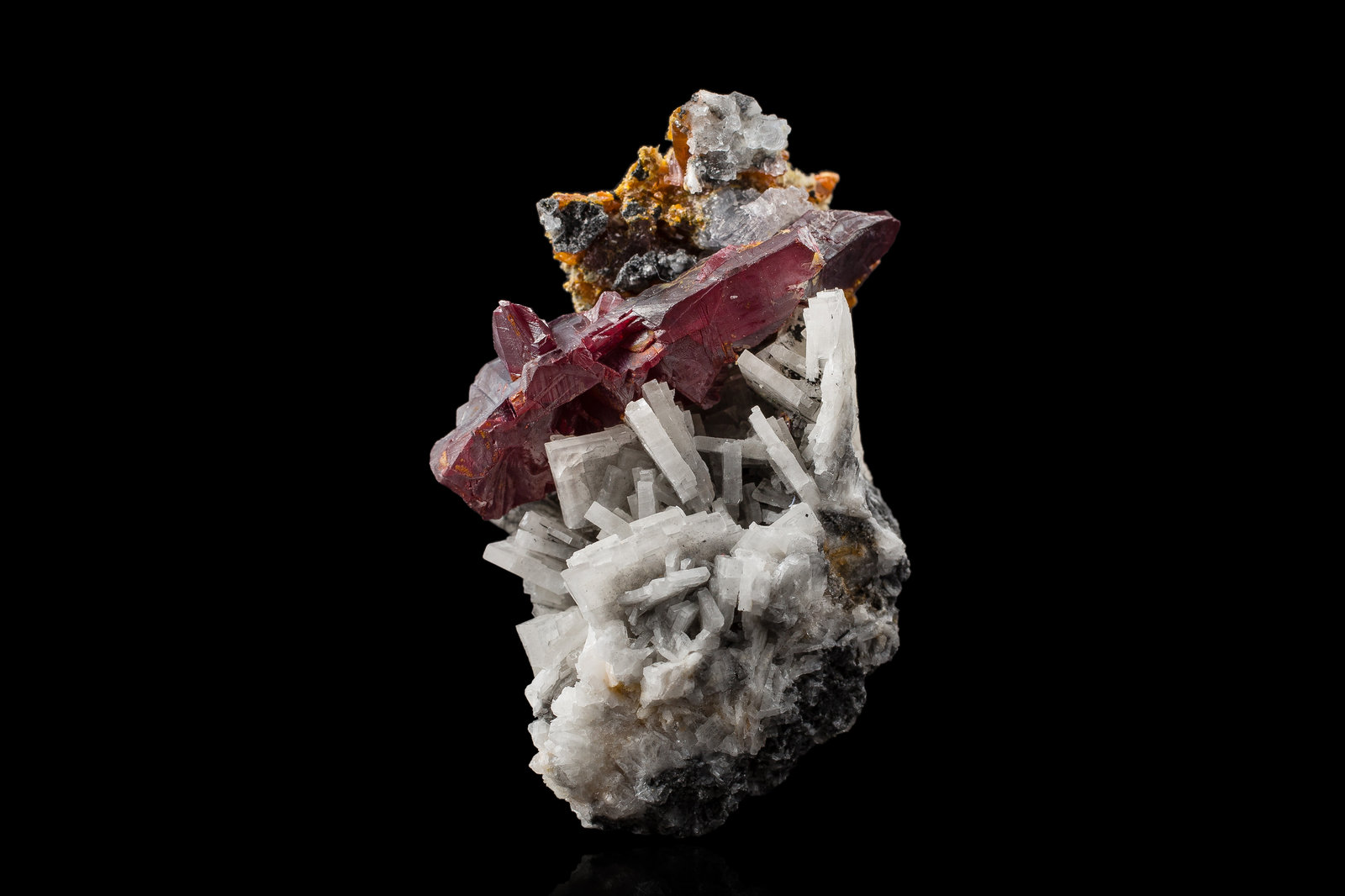 Lorándita (variedad argentífera) con Barita
3.5 x 2.5 x 2 cm / Cristal principal: 2.8 cm
(Autor: Museo MIM)