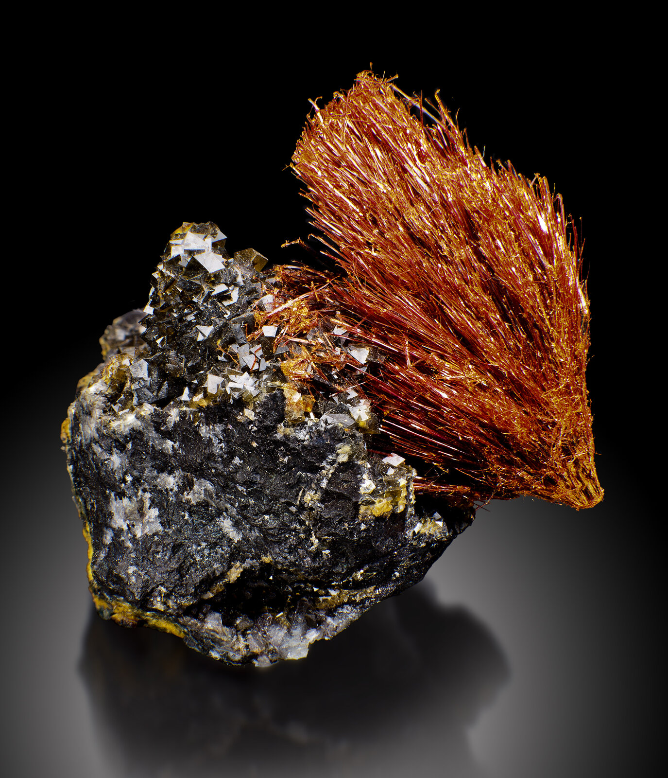 Ludlockita con Siderita
Mina Tsumeb, Tsumeb, Región Otjikoto, Namibia
4.5 x 3.5 x 4 cm / Cristal principal: 3.3 cm
(Autor: Museo mim)