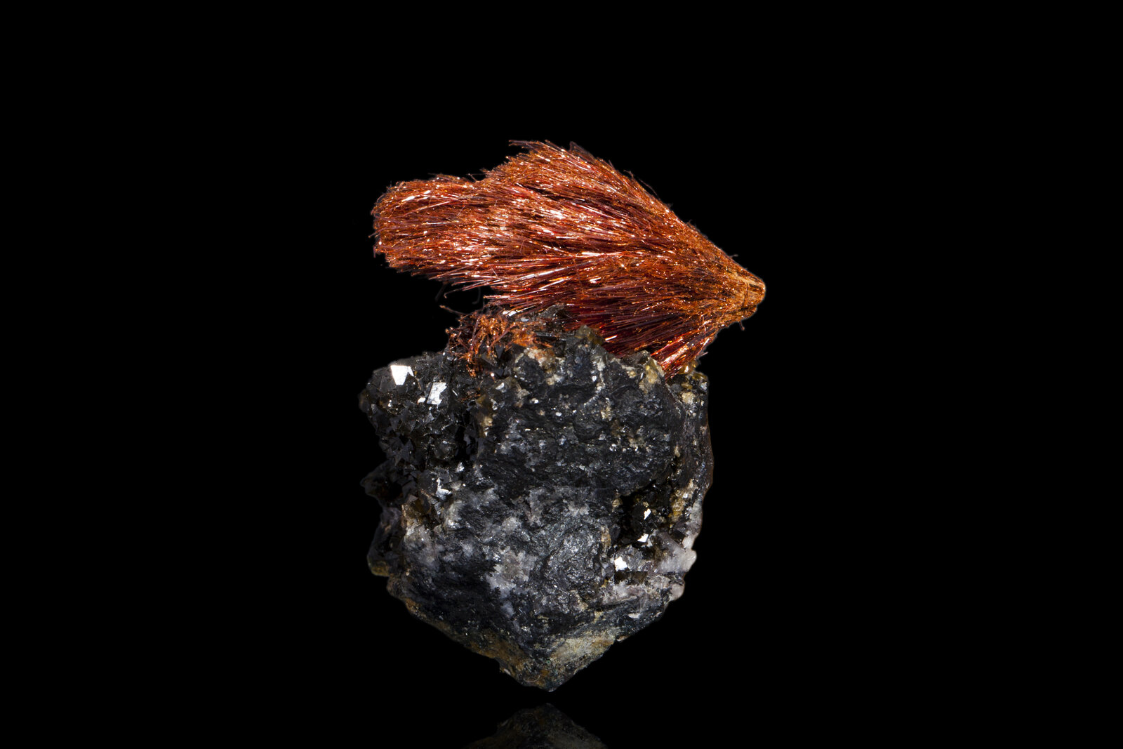 Ludlockita con Siderita
Mina Tsumeb, Tsumeb, Región Otjikoto, Namibia
4.5 x 3.5 x 4 cm / Cristal principal: 3.3 cm
(Autor: Museo mim)
