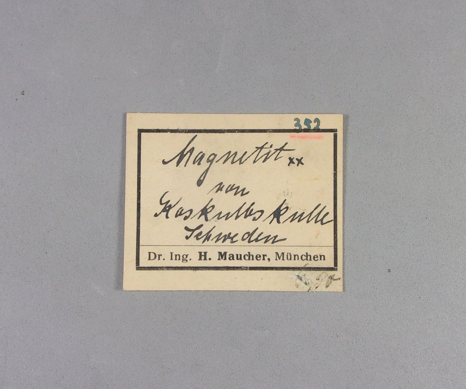 _Magnetita, etiqueta.
8,1 × 5,3 × 3,7 cm.
(Autor: J. G. Alcolea)