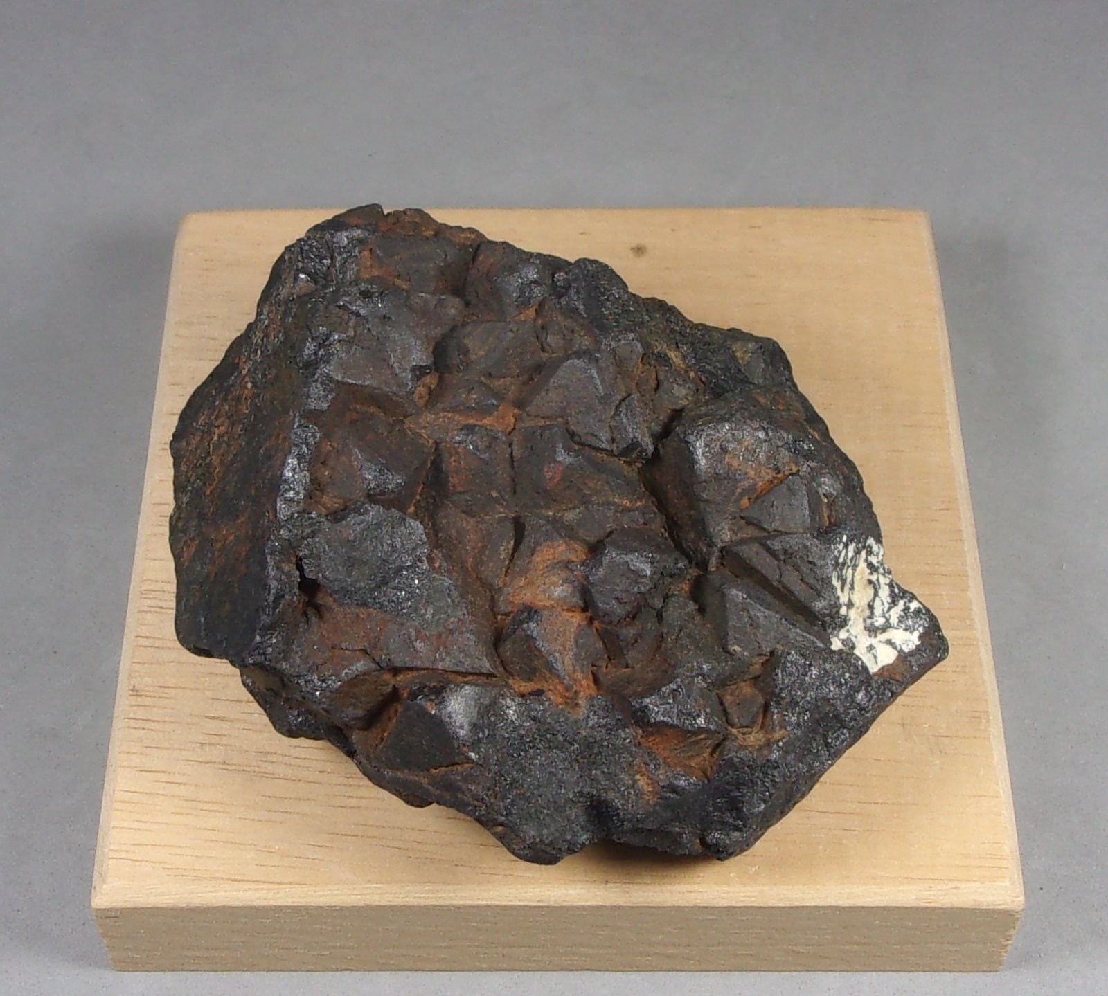 Magnetita
7,5 x 5,9 x 3,7 cm. 259,2 g.
(Autor: J. G. Alcolea)