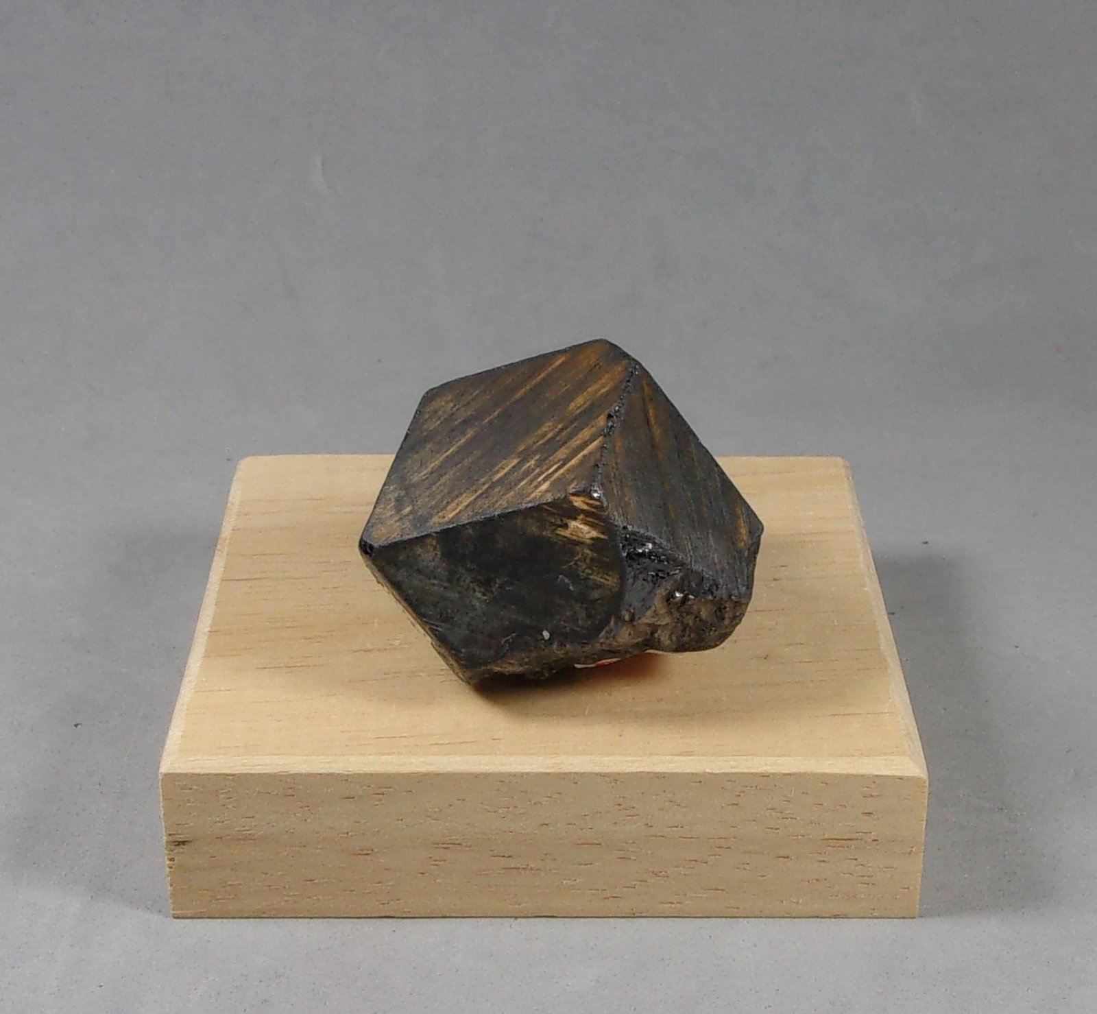 Magnetita
3,5 x 3 x 3,1 cm.
(Autor: J. G. Alcolea)