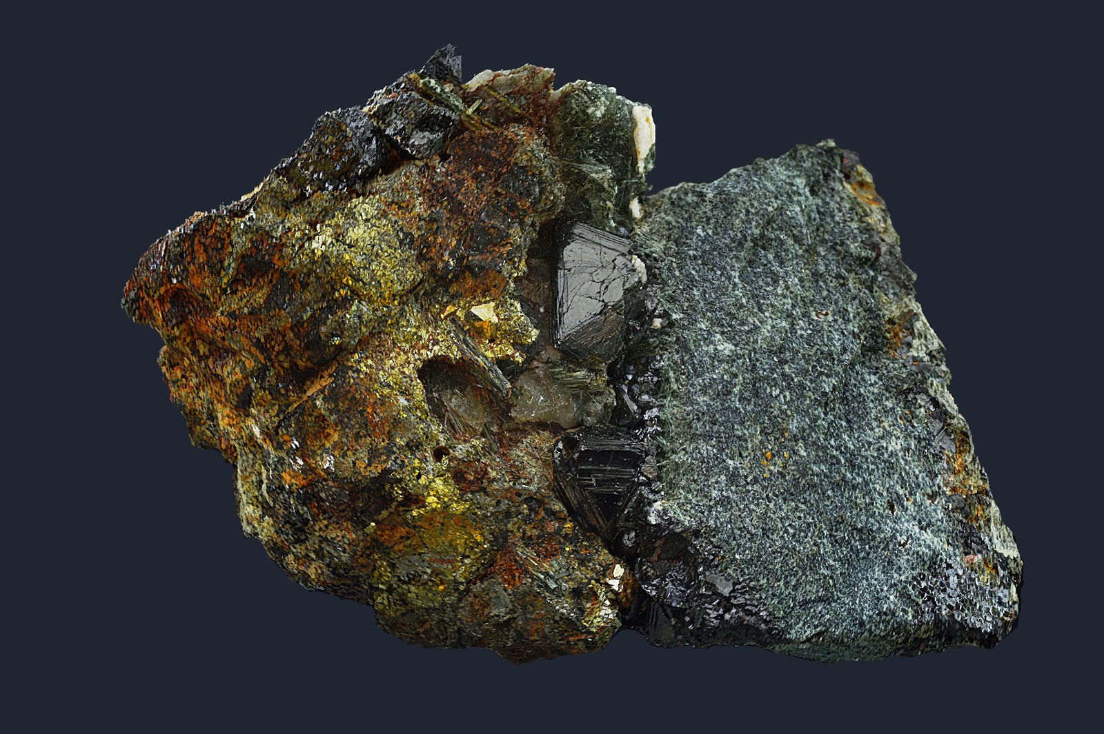 Magnetita y calcopirita
Cristal mayor de 10 x 11 mm
(Autor: Antonio Carmona)