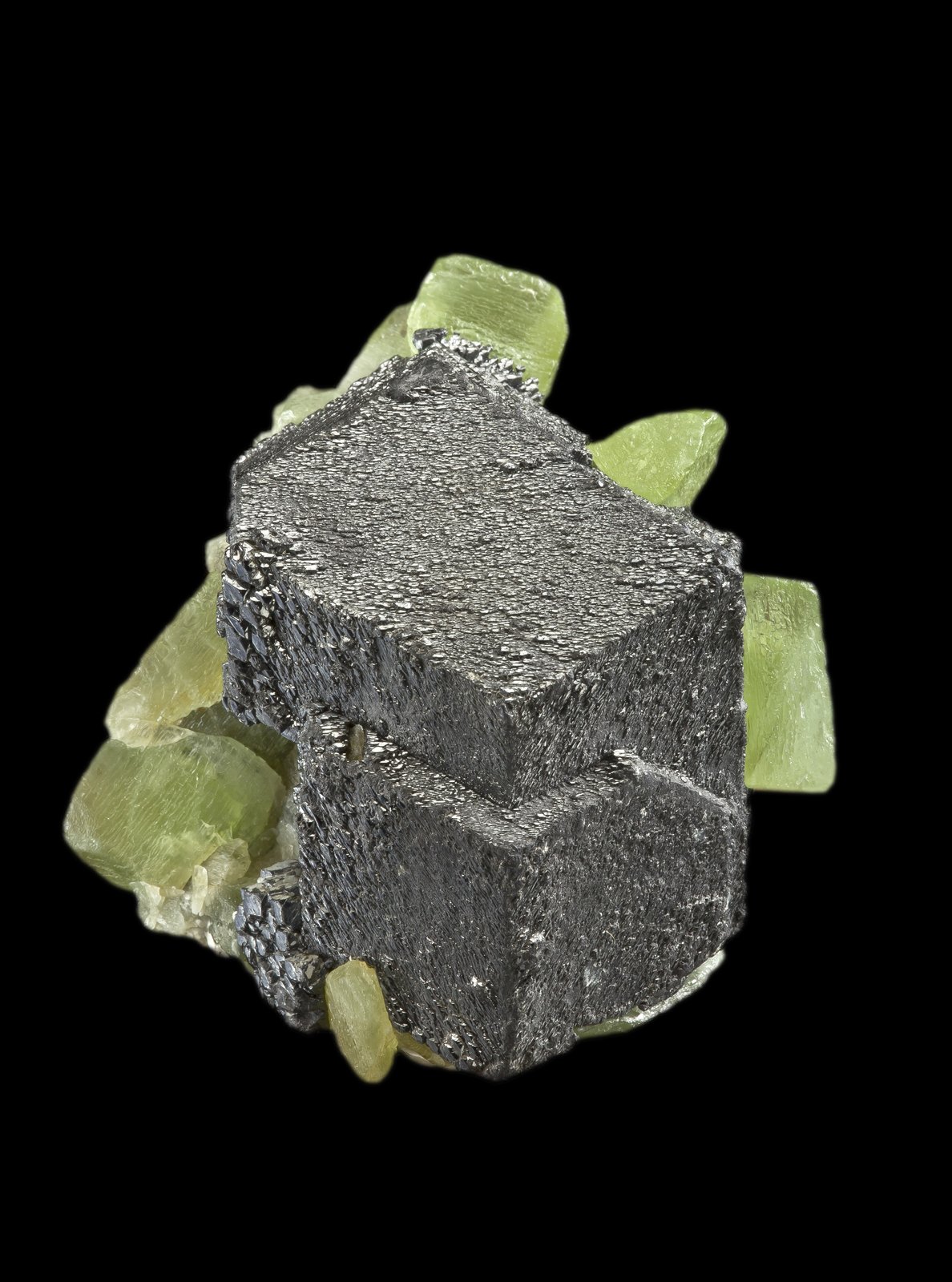 Magnetita con Forsterita (variedad peridoto)
6 x 5 x 6 cm / Cristal principal: 4.9 cm
(Autor: Museo MIM)