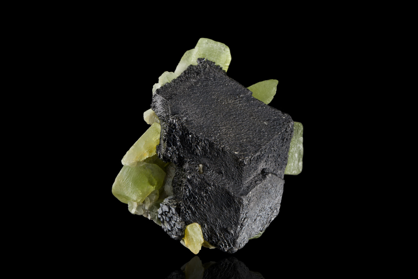 Magnetita con Forsterita (variedad peridoto)
6 x 5 x 6 cm / Cristal principal: 4.9 cm
(Autor: Museo MIM)