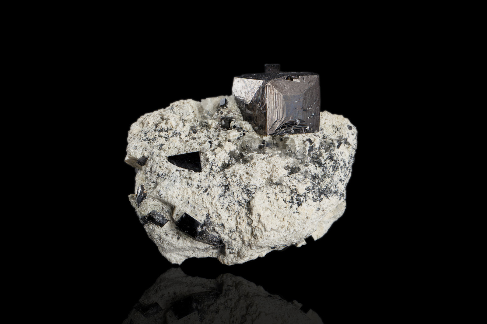 Magnetita en Halita
7 x 5 x 5.5 cm / Cristal principal: 2.8 cm.
(Autor: Museo MIM)